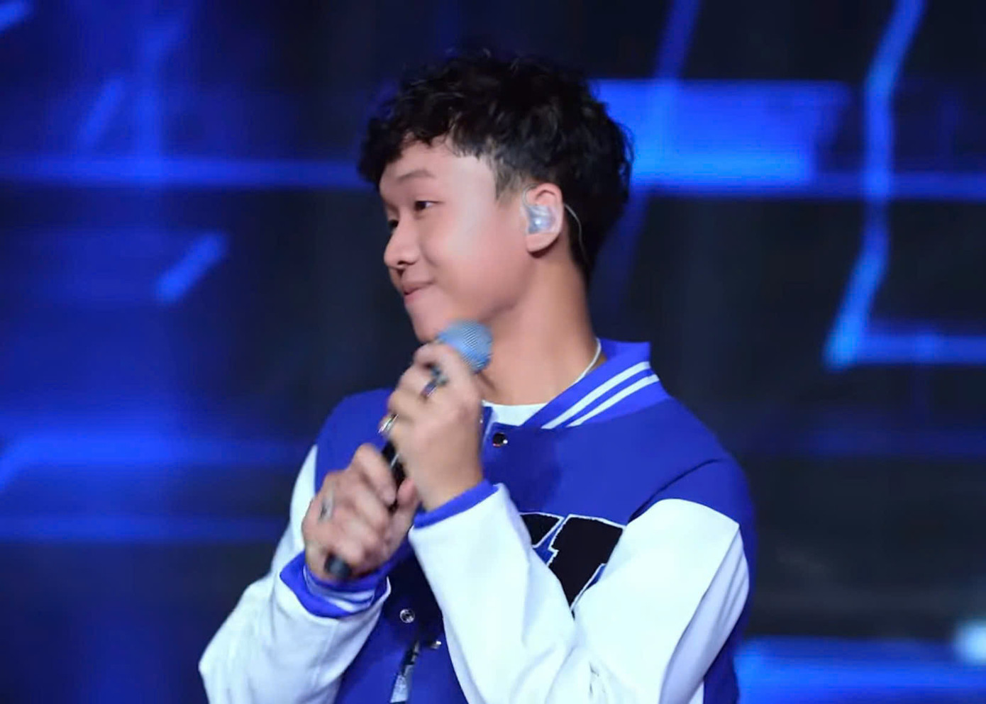 ICY FAMOU$ còn được khen ngợi về cách ứng xử khéo léo khi được HLV Bray hỏi thích anh hay Andree Right Hand hơn. ICY FAMOU$ còn được khen ngợi về cách ứng xử khéo léo khi được HLV Bray hỏi thích anh hay Andree Right Hand hơn.