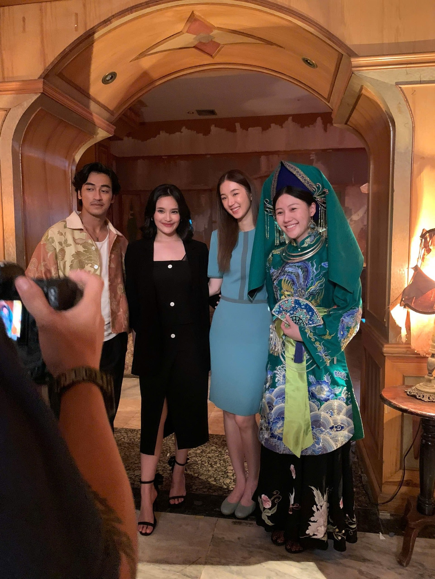 Trang phục của Uyển Ân trong phim 404 Chạy Ngay Đi gây tranh cãi.