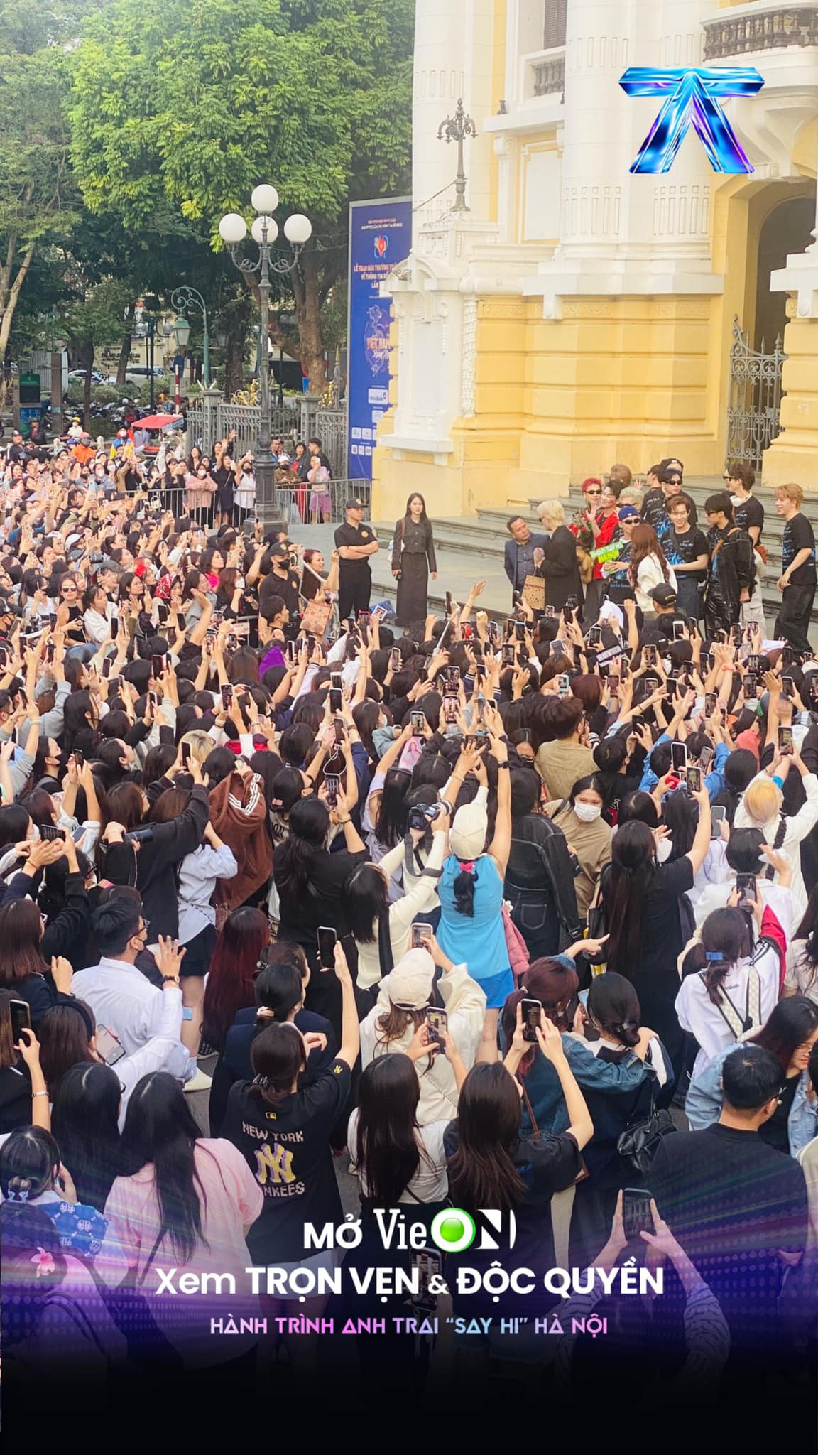 Dàn &quot;anh trai&quot; được khán giả vây kín tại Nhà Hát Lớn Hà Nội.