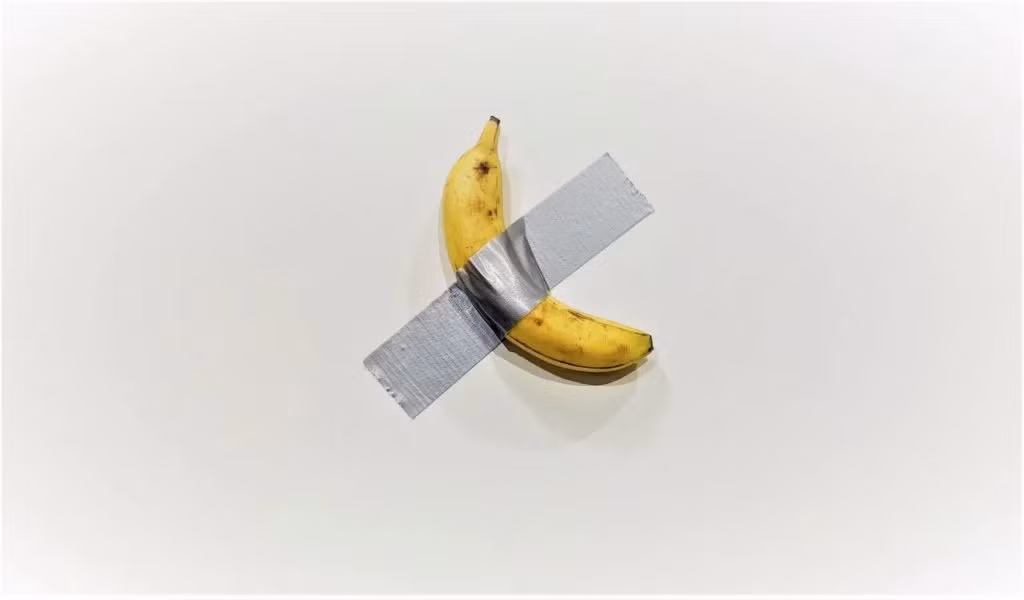 Comedianlà tác phẩm sắp đặt quả chuối dán tường bằng băng keo, do nghệ sĩ Maurizio Cattelan tạo ra năm 2019. Comedianlà tác phẩm sắp đặt quả chuối dán tường bằng băng keo, do nghệ sĩ Maurizio Cattelan tạo ra năm 2019.
