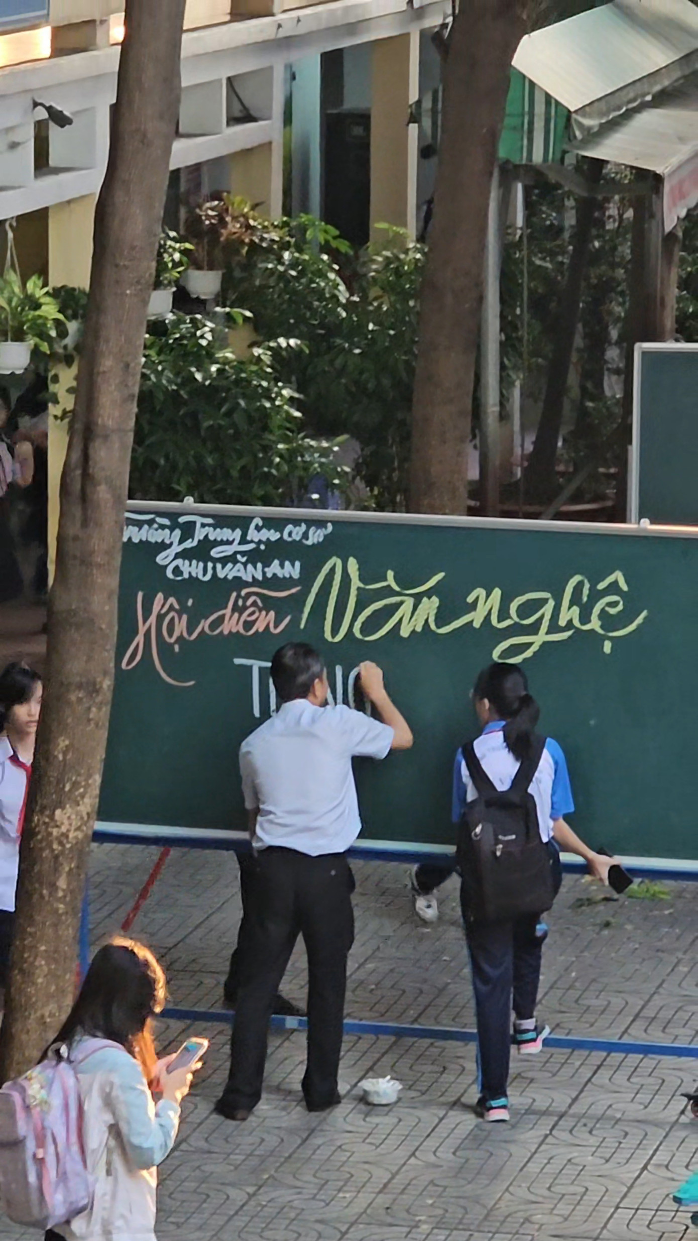 Hình ảnh người thầy cặm cụi viết từng nét chữ lên bảng gây xúc động cho netizen.