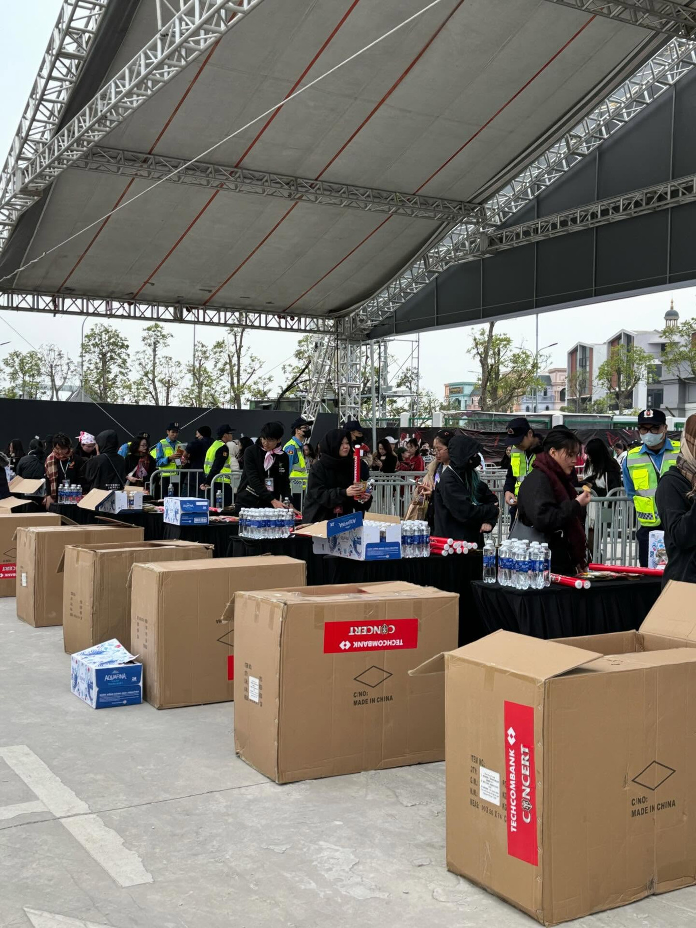 Tại điểm check-in vào sân, BTC đã cẩn thận chuẩn bị nước, miếng dán giữ nhiệt gửi tận tay từng khán giả. Ảnh: thulys410