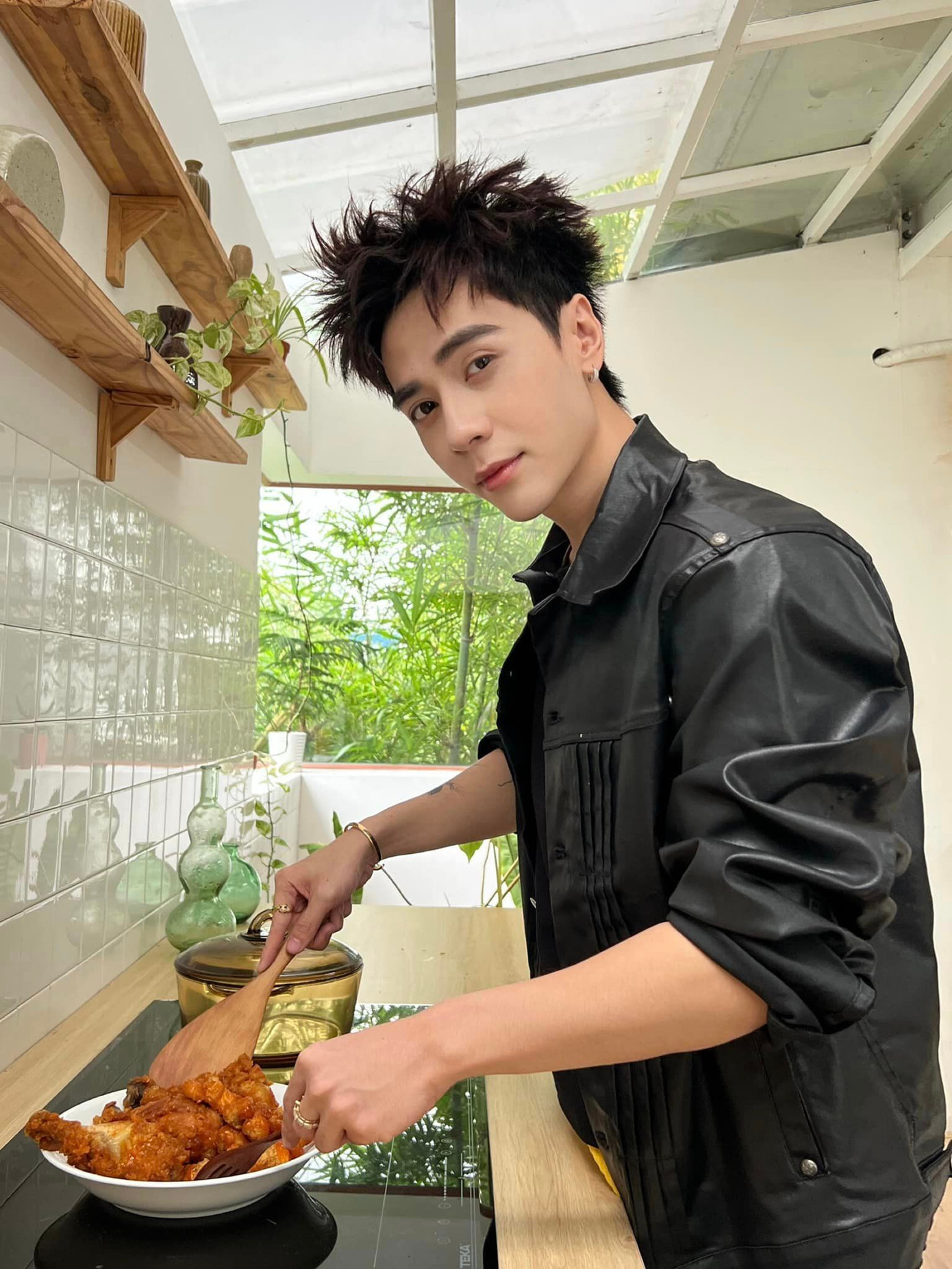 Cộng đồng mạng "từ chối hiểu" khi nam ca sĩ nấu ăn trên đĩa còn cái nồi ở kế bên thì... sạch boong. Cộng đồng mạng "từ chối hiểu" khi nam ca sĩ nấu ăn trên đĩa còn cái nồi ở kế bên thì... sạch boong.