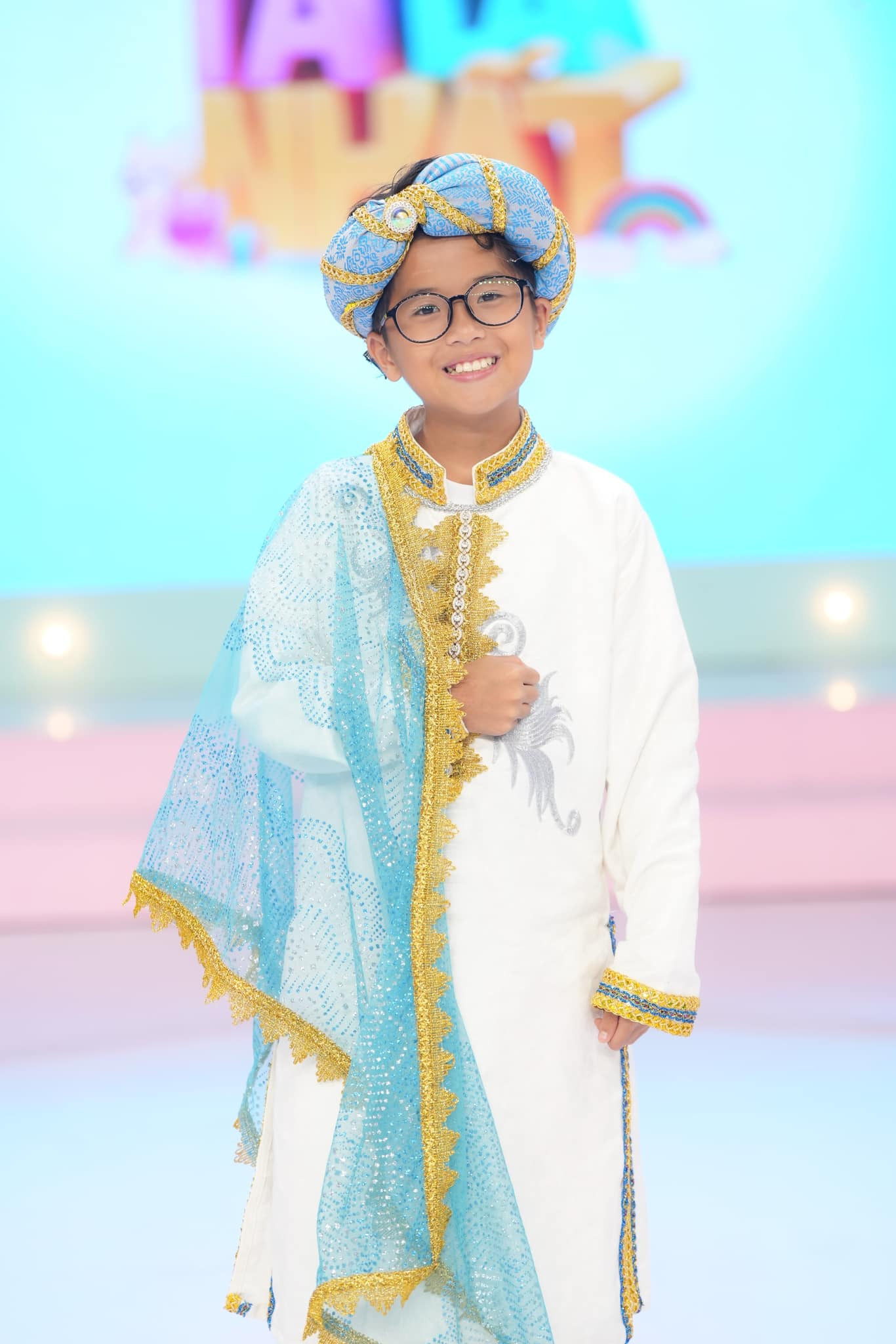 Với sự lém lỉnh, hài hước duyên dáng, Xá Xị được dự đoán sẽ nối nghiệp diễn viên của ba mẹ. Với sự lém lỉnh, hài hước duyên dáng, Xá Xị được dự đoán sẽ nối nghiệp diễn viên của ba mẹ.