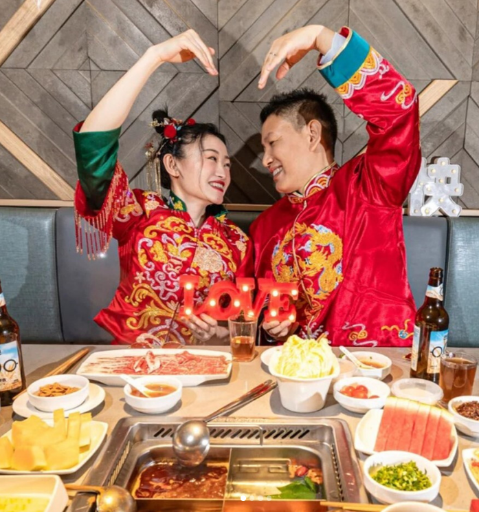 Cô Li cũng chia sẻ: “Một đồng nghiệp của tôi thậm chí còn hài hước nhận xét rằng lời mời dự đám cưới của tôi thực chất là một phiếu ăn lẩu miễn phí”. Cô Li cũng chia sẻ: “Một đồng nghiệp của tôi thậm chí còn hài hước nhận xét rằng lời mời dự đám cưới của tôi thực chất là một phiếu ăn lẩu miễn phí”.