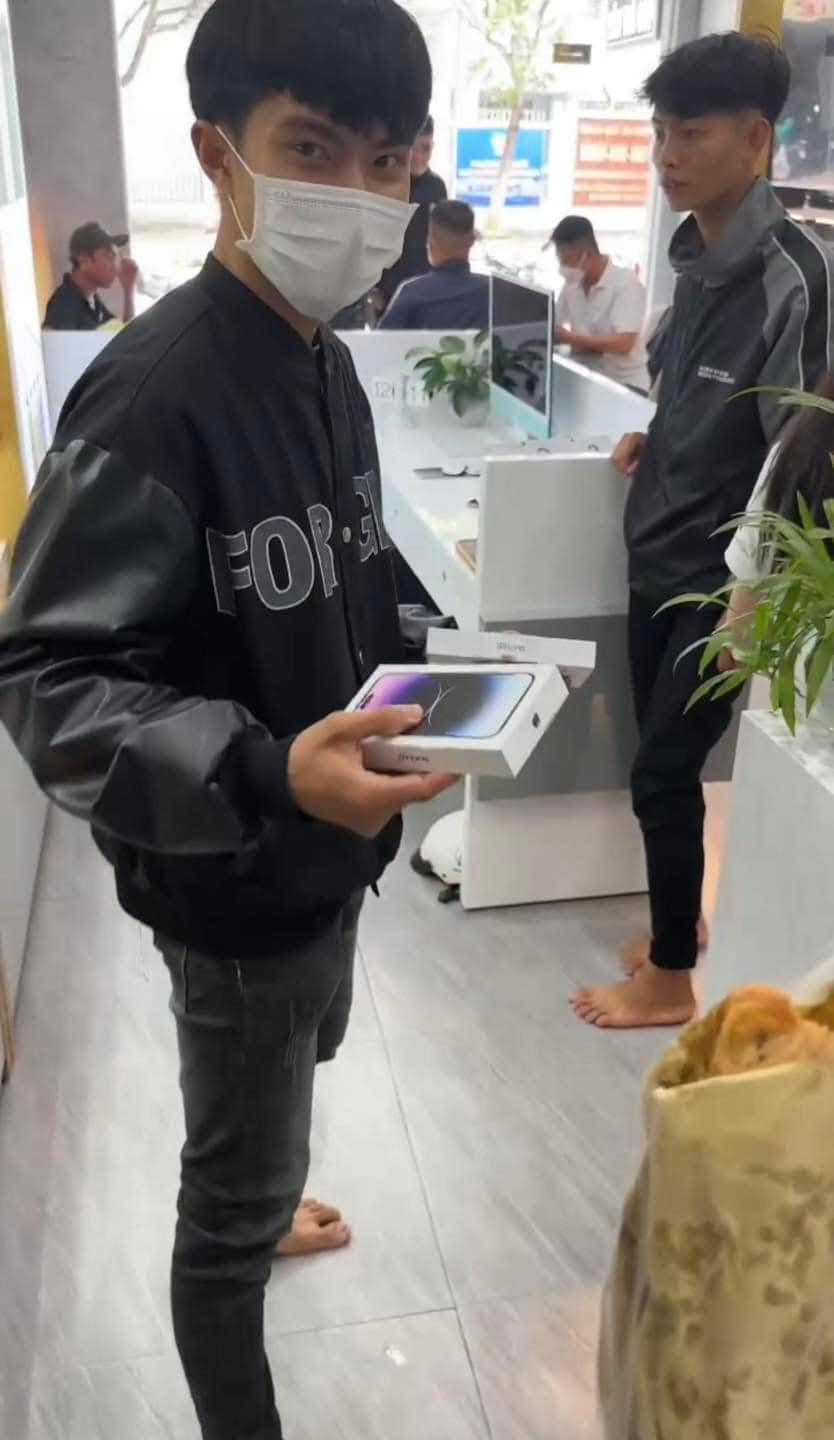 Đi mua điện thoại cũng ra content đậm chất trai miền Tây. Ảnh: Chung Vô Diện Đi mua điện thoại cũng ra content đậm chất trai miền Tây. Ảnh: Chung Vô Diện