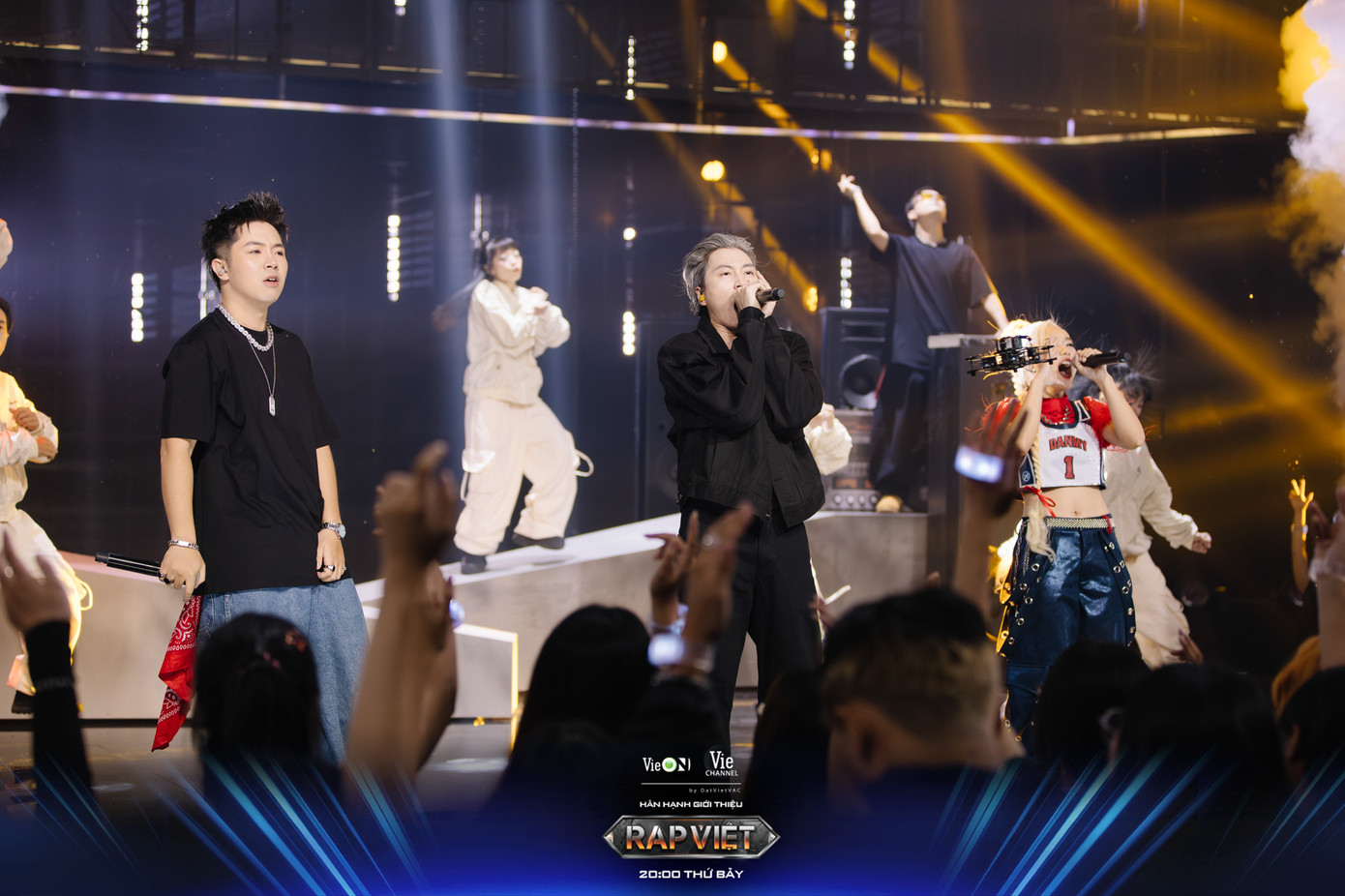 Tinh thần quyết chiến chuẩn Hip-Hop của team Karik đã đến lúc bung lụa trong tiết mục chung kết của DANMY. Tinh thần quyết chiến chuẩn Hip-Hop của team Karik đã đến lúc bung lụa trong tiết mục chung kết của DANMY.