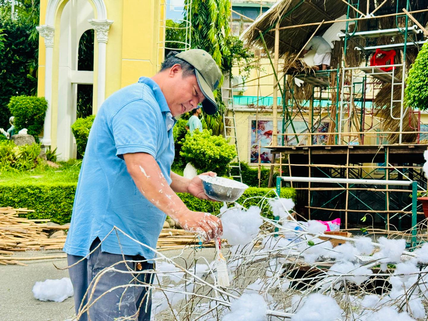 Bên cạnh việc trang trí ở nhà thờ, người dân xóm đạo cũng trang trí cho ngôi nhà và khu xóm của mình. Ảnh: Quận 8 Của Tôi. Bên cạnh việc trang trí ở nhà thờ, người dân xóm đạo cũng trang trí cho ngôi nhà và khu xóm của mình. Ảnh: Quận 8 Của Tôi.