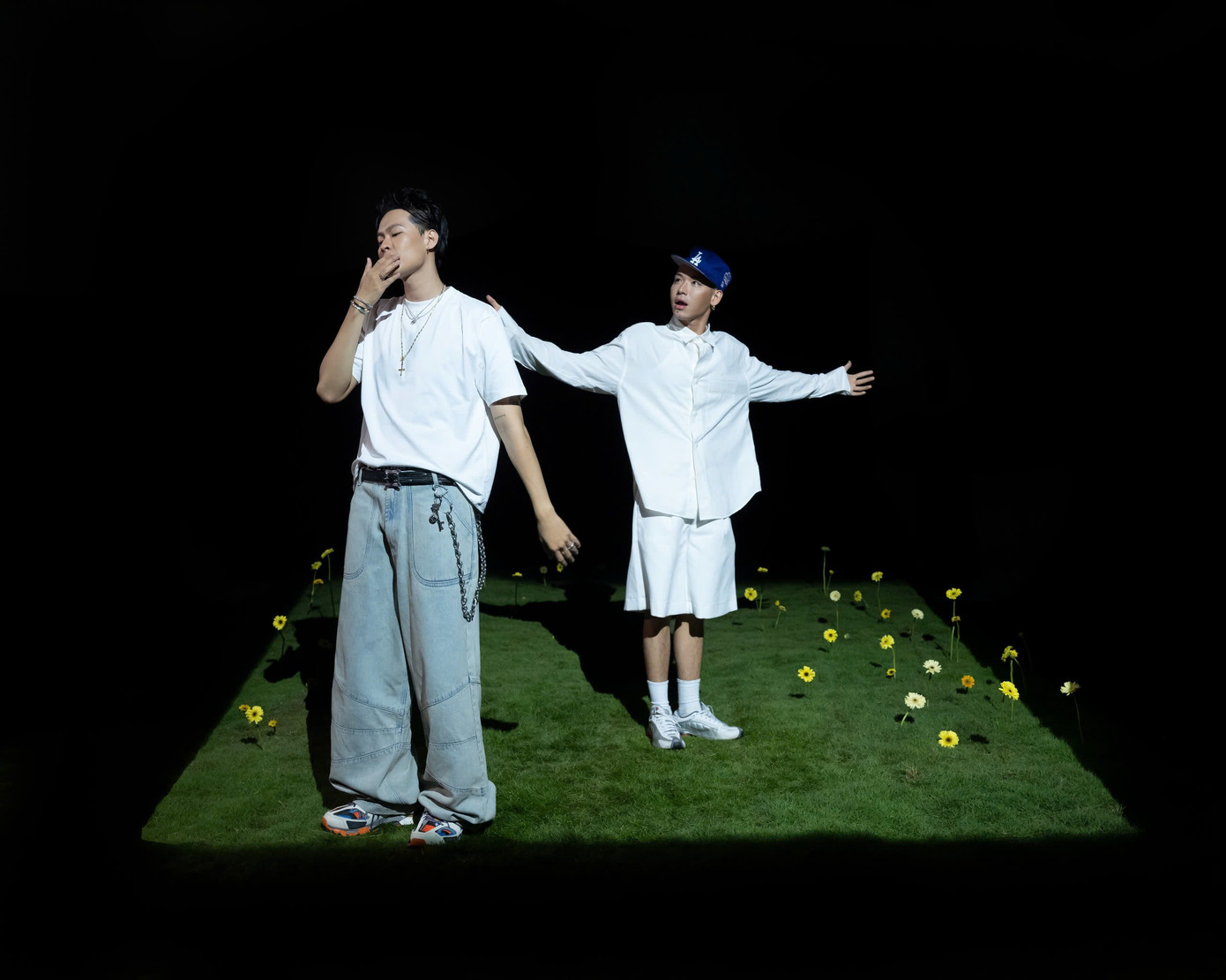 Theo lời HURRYKNG, nhân vật anh đảm nhận là một chàng trai “lụy” tình hết mức dù đối phương chỉ đáp lại bằng sự thờ ơ. Theo lời HURRYKNG, nhân vật anh đảm nhận là một chàng trai “lụy” tình hết mức dù đối phương chỉ đáp lại bằng sự thờ ơ.