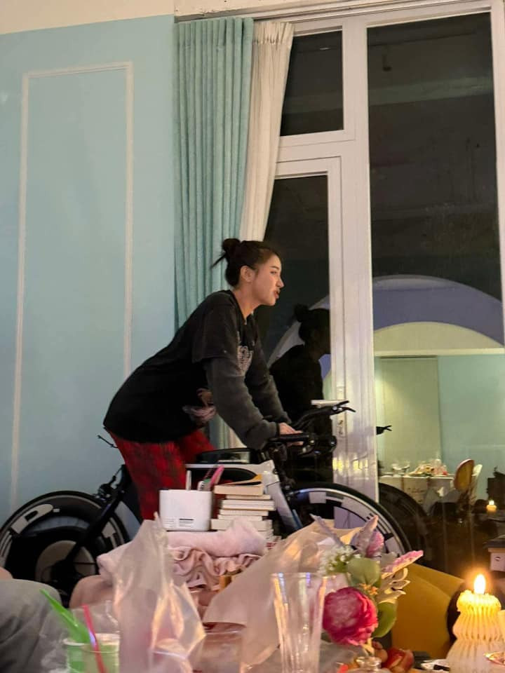 Bích Phương hào hứng chứng minh "Chị cũng có thể cử động". Tuy nhiên, ngay sau đó đã vội "quay xe": "Khi nào có thi nằm 3 tư thế phối hợp thì chị thi chứ chạy đạp bơi thì chị chịu em ạ". Bích Phương hào hứng chứng minh "Chị cũng có thể cử động". Tuy nhiên, ngay sau đó đã vội "quay xe": "Khi nào có thi nằm 3 tư thế phối hợp thì chị thi chứ chạy đạp bơi thì chị chịu em ạ".