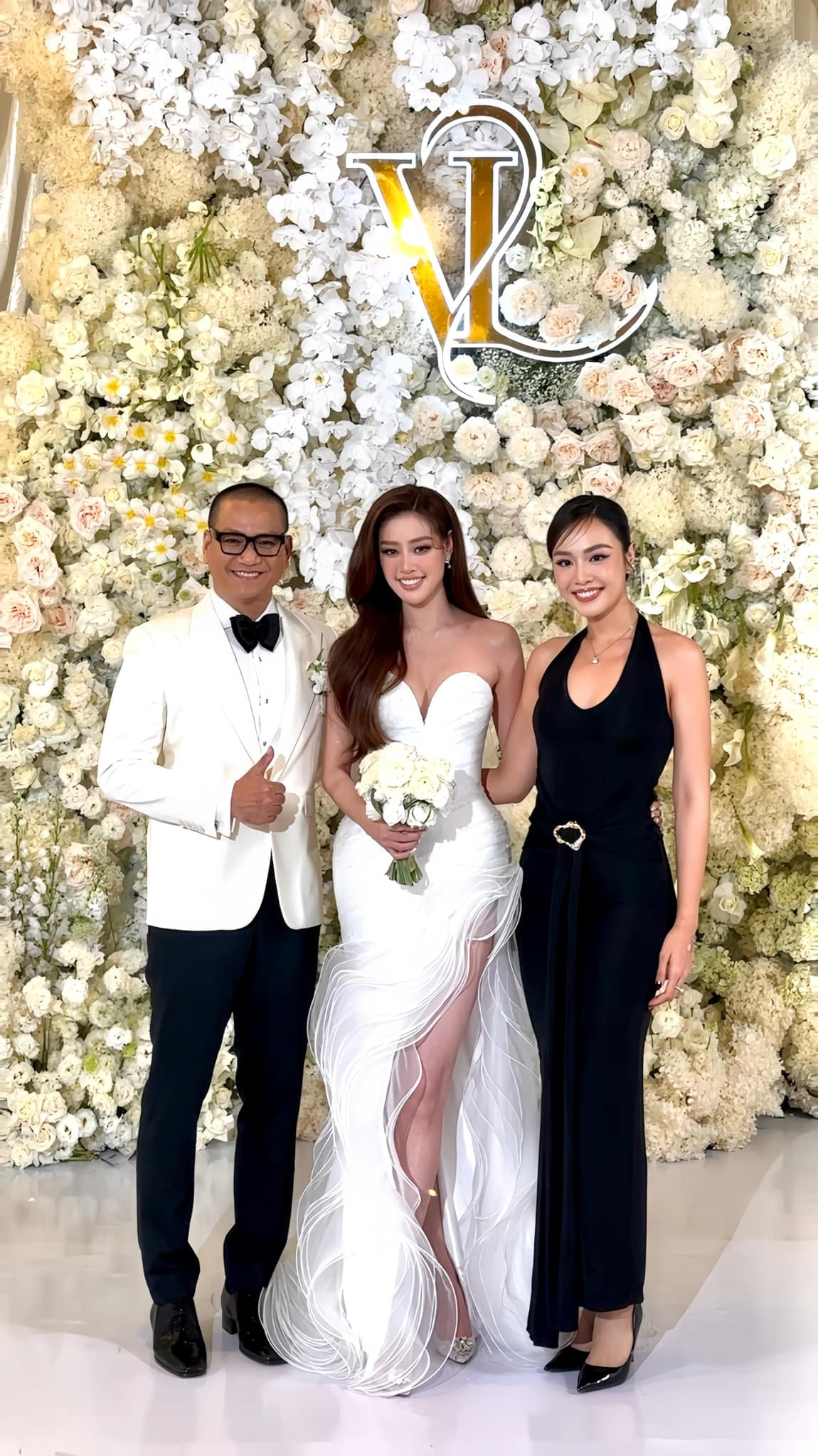 Á hậu Thủy Tiên đến chúc mừng đám cưới Hoa hậu Khánh Vân. Á hậu Thủy Tiên đến chúc mừng đám cưới Hoa hậu Khánh Vân.