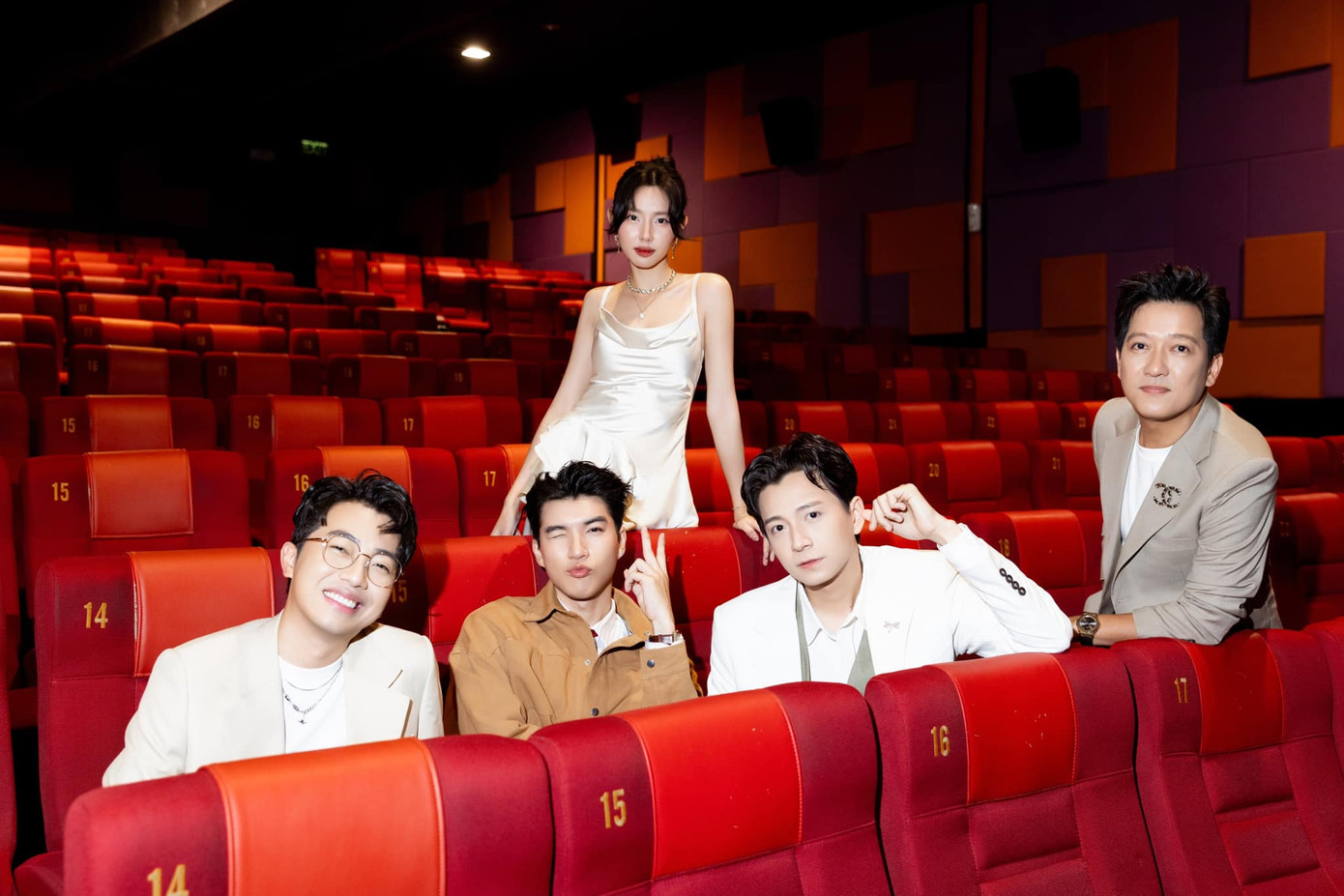 Hoa hậu Thùy Tiên và dàn cast 2 Ngày 1 Đêm tại sự kiện. Ảnh: Nguyễn Thúc Thùy Tiên