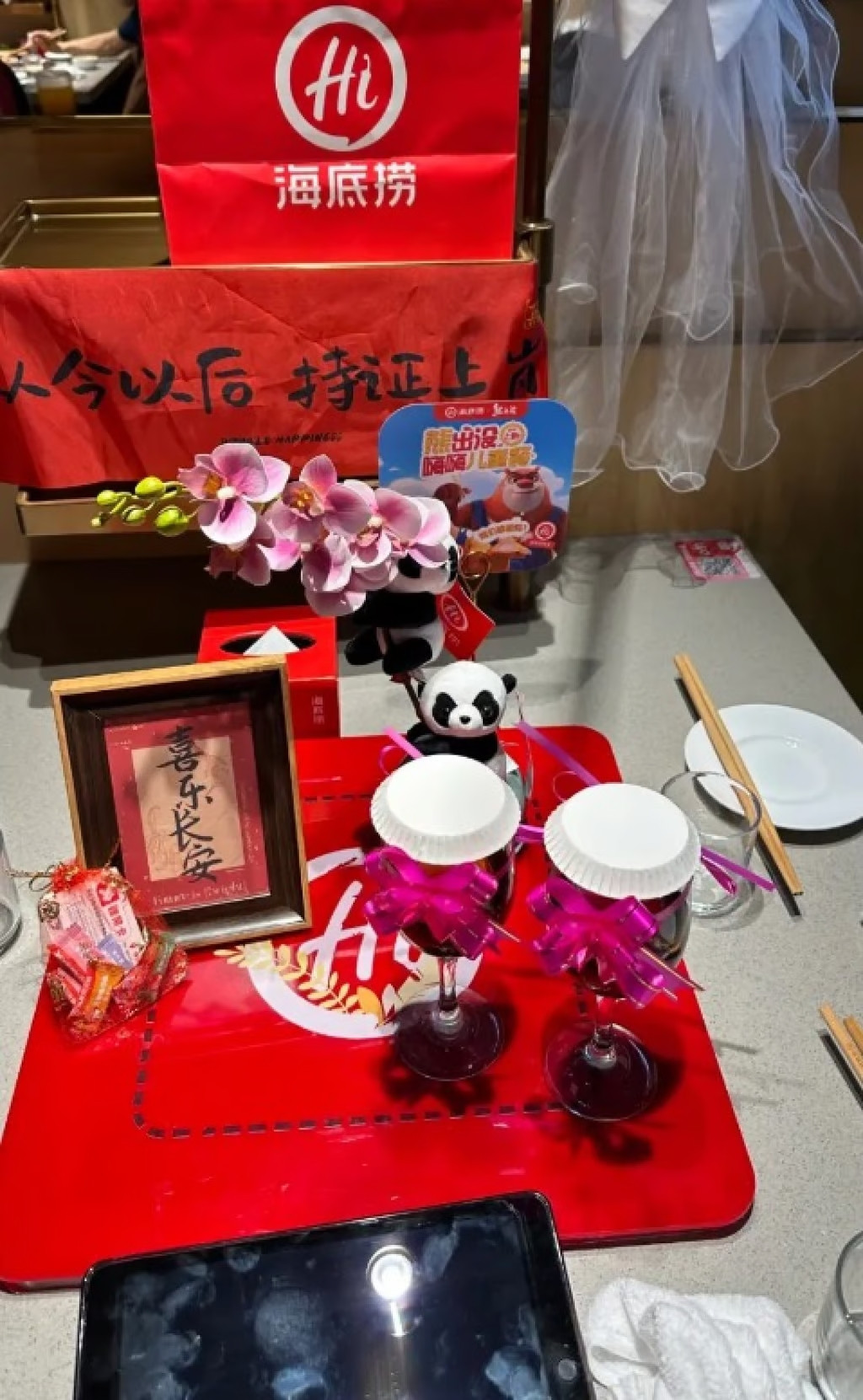 Dù trang trí đám cưới với phong cách khá đơn giản, việc tổ chức tiệc tại nhà hàng lẩu Haidilao thật sự là một trải nghiệm mới mẻ và thú vị. Dù trang trí đám cưới với phong cách khá đơn giản, việc tổ chức tiệc tại nhà hàng lẩu Haidilao thật sự là một trải nghiệm mới mẻ và thú vị.