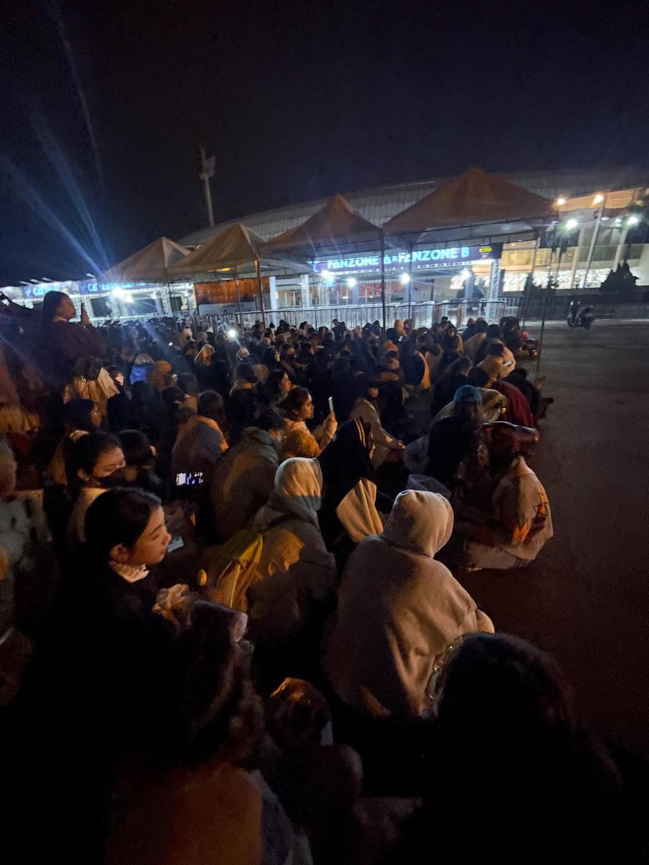 Một nhóm fan đã &quot;lên kèo&quot; cùng có mặt vào khoảng 3 giờ sáng trước khu vực fanzone. Ảnh: @support.anh.trai