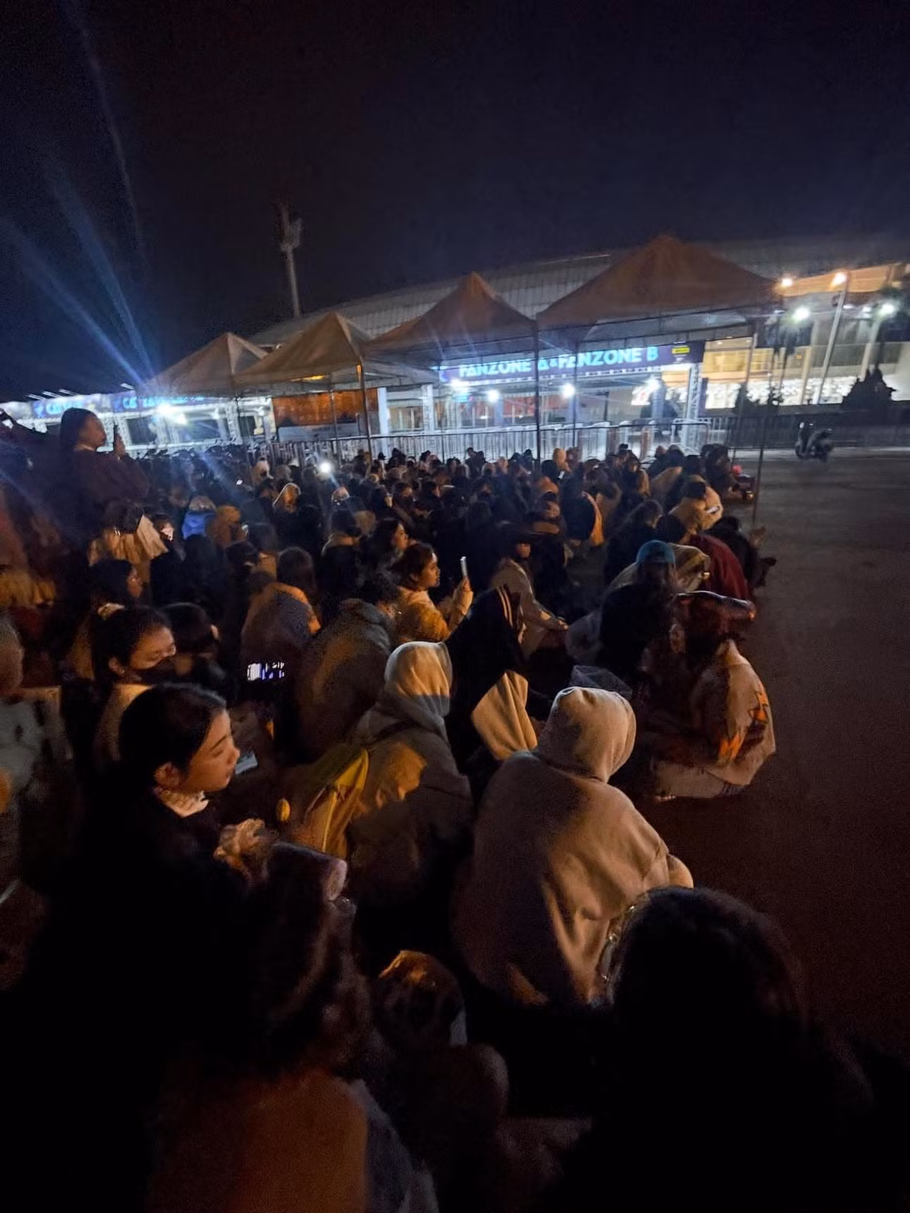 Một nhóm fan đã "lên kèo" cùng có mặt vào khoảng 3 giờ sáng trước khu vực fanzone. Ảnh: @support.anh.trai
