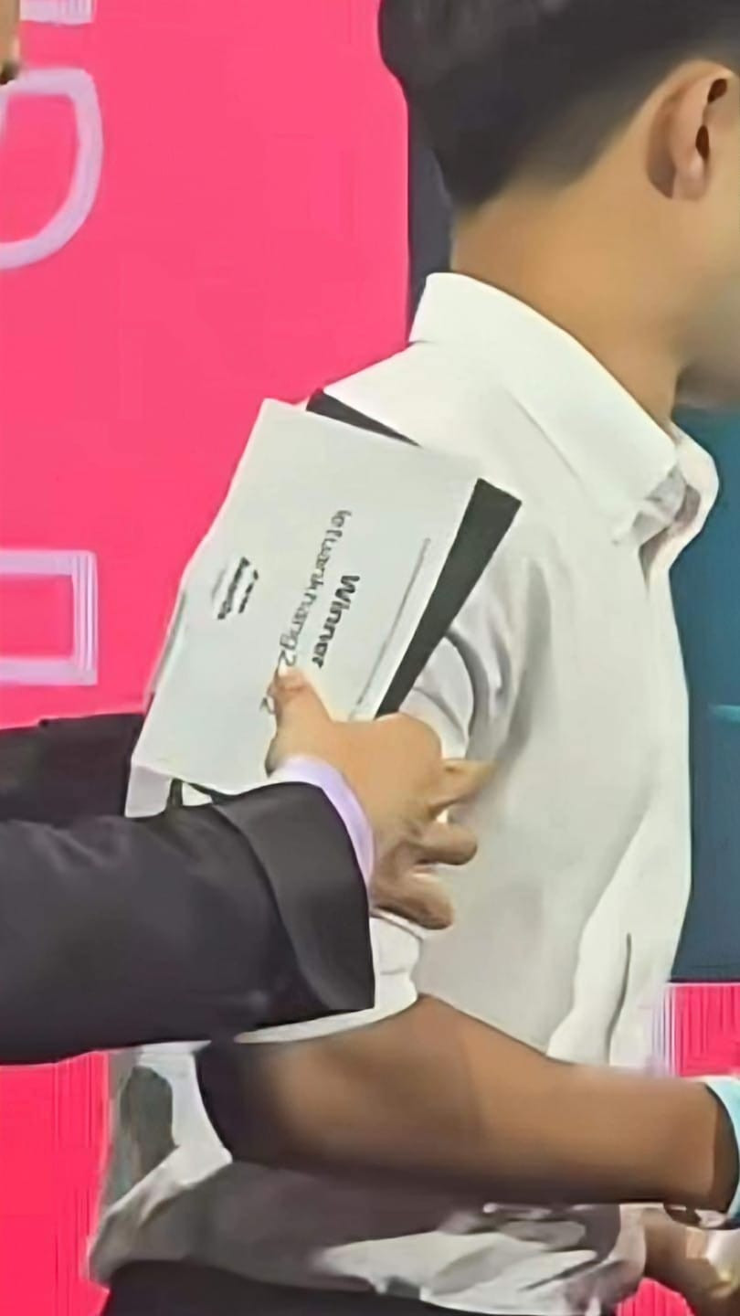 Trước đó, trên mạng xã hội xuất hiện hình ảnh "zoom cận" tờ kết quả trên tay của Lương Thế Thành. Netizen đã soi ra dòng chữ "Winner: letuankhang2002" là ID TikTok của Lê Tuấn Khang. Trước đó, trên mạng xã hội xuất hiện hình ảnh "zoom cận" tờ kết quả trên tay của Lương Thế Thành. Netizen đã soi ra dòng chữ "Winner: letuankhang2002" là ID TikTok của Lê Tuấn Khang.