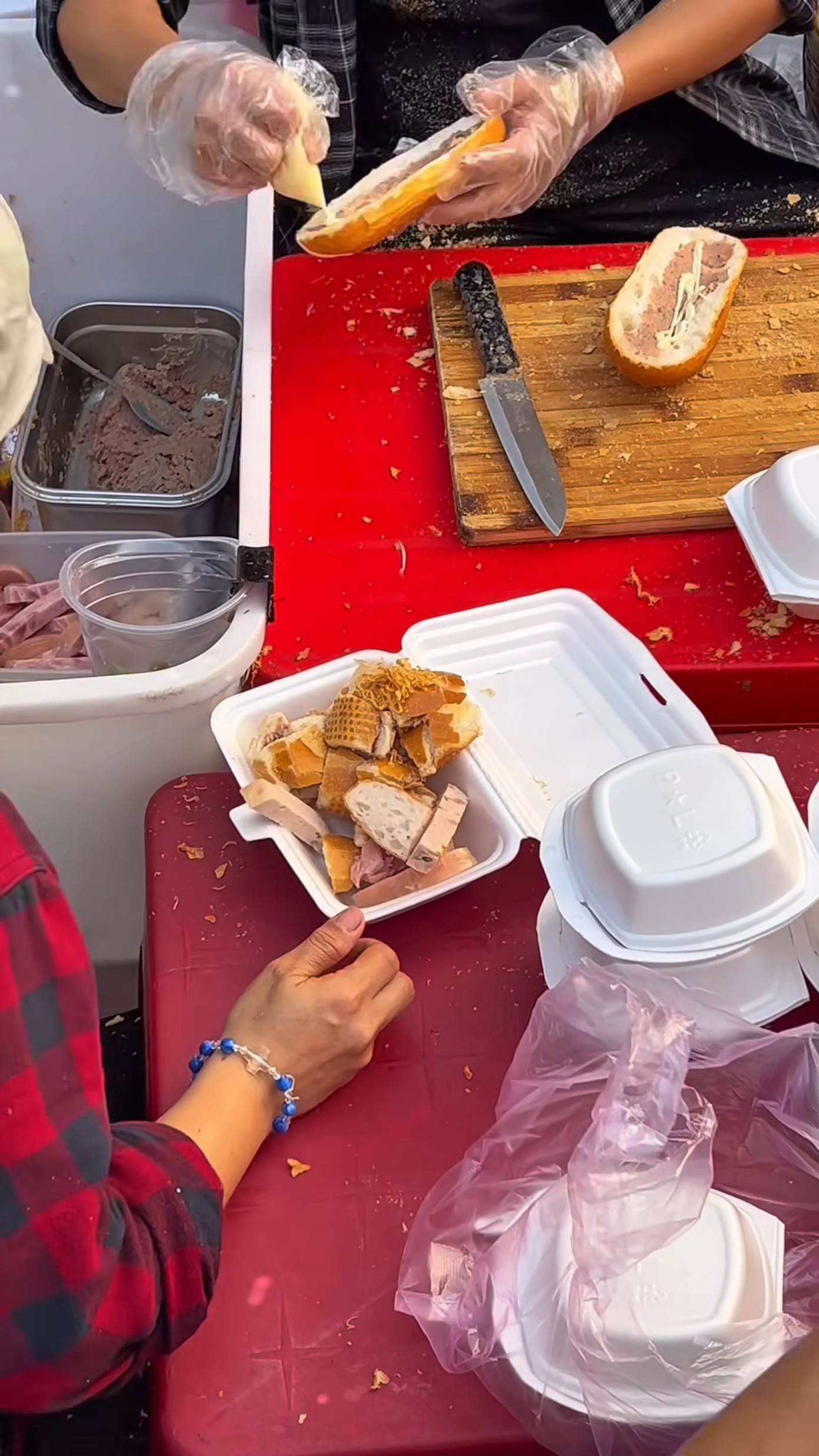 Quán cũng phục vụ bánh giò cho thực khách. Khẩu phần cho một suất cũng rất nhiều. (Ảnh chụp màn hình) Quán cũng phục vụ bánh giò cho thực khách. Khẩu phần cho một suất cũng rất nhiều. (Ảnh chụp màn hình)