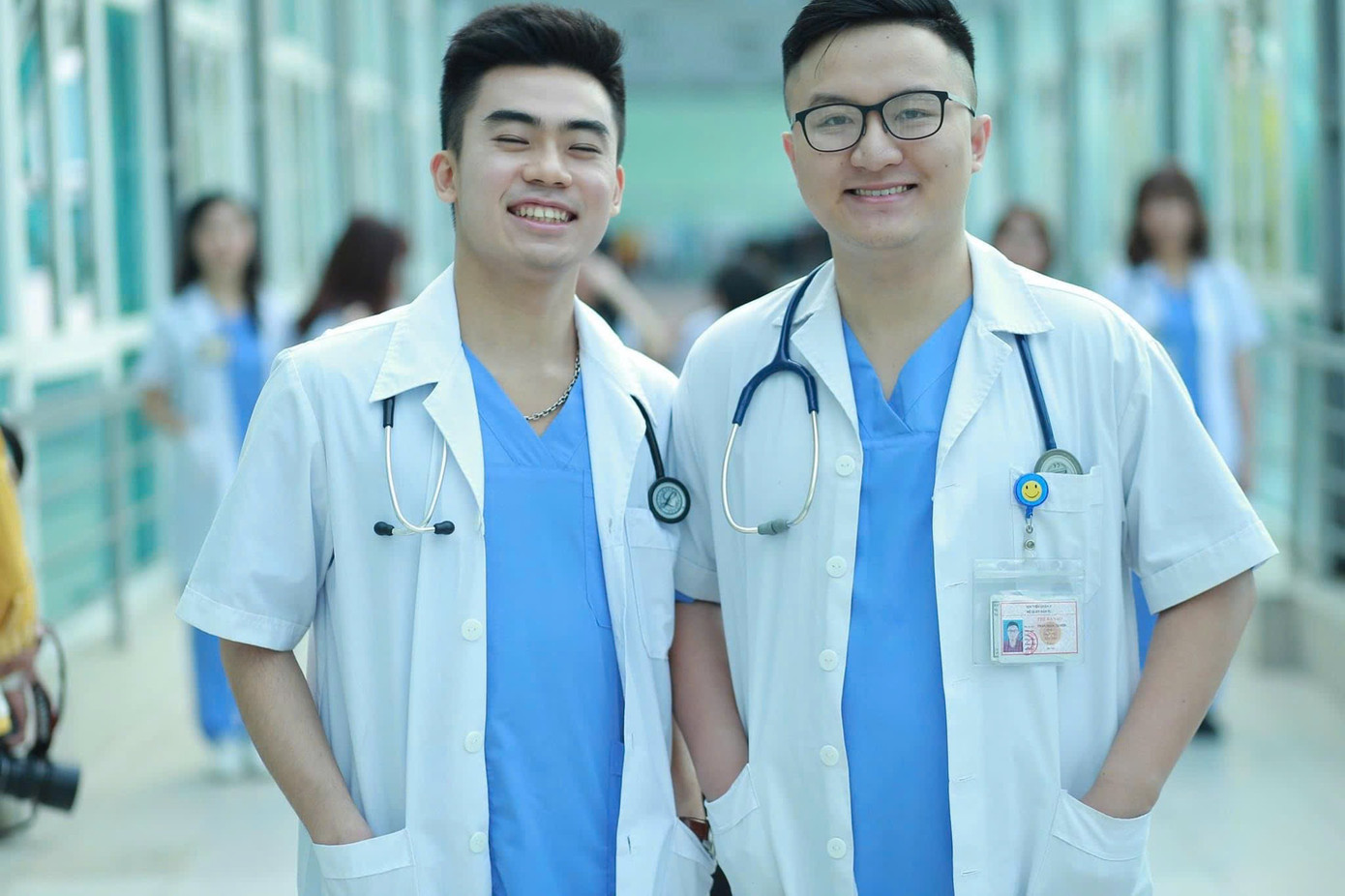 Tốt nghiệp ngành Y nhưng Đỗ Trung Kiên (trái) lại có đam mê với dịch thuật, viết sách.