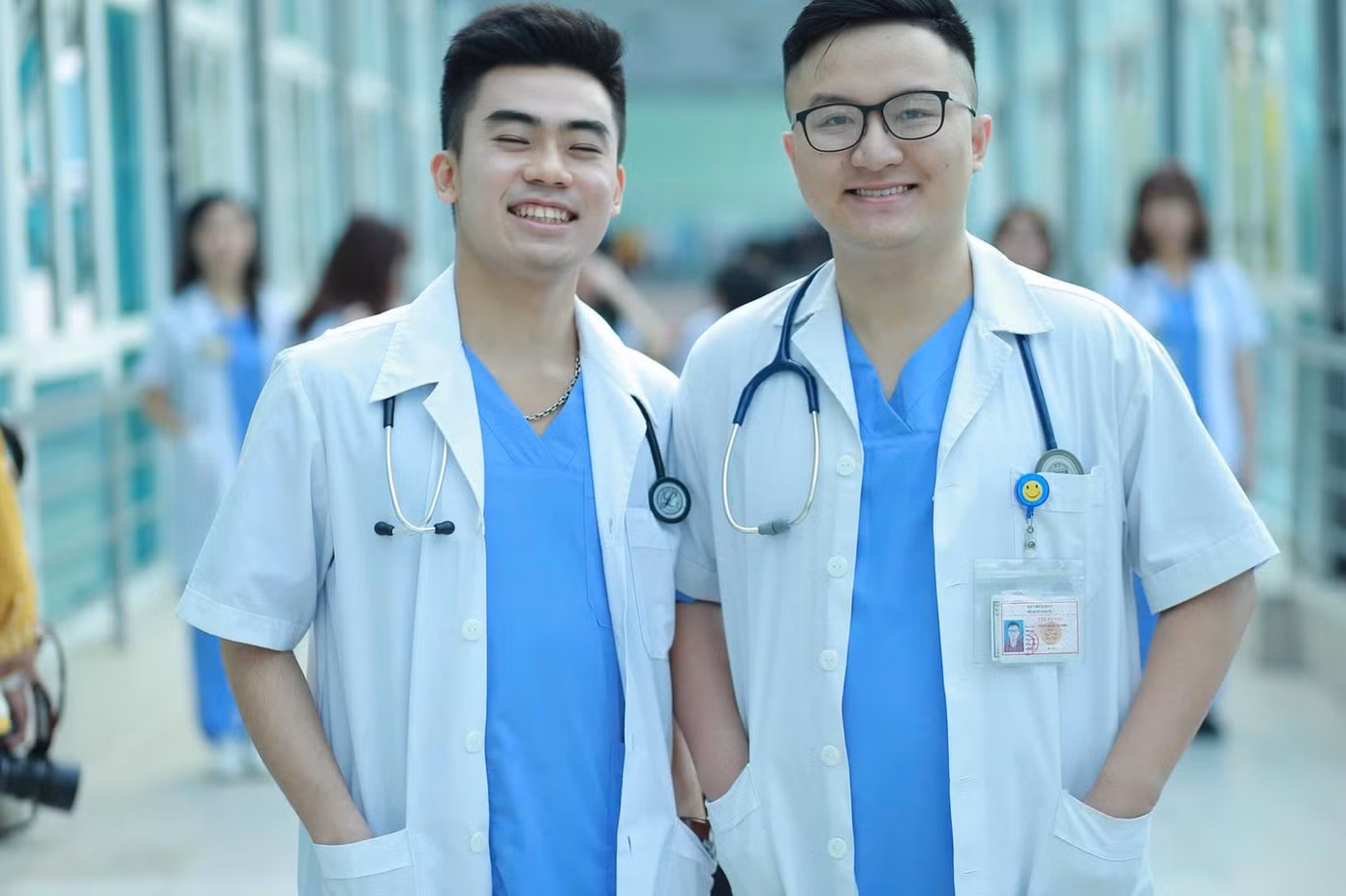 Tốt nghiệp ngành Y nhưng Đỗ Trung Kiên (trái) lại có đam mê với dịch thuật, viết sách. Tốt nghiệp ngành Y nhưng Đỗ Trung Kiên (trái) lại có đam mê với dịch thuật, viết sách.