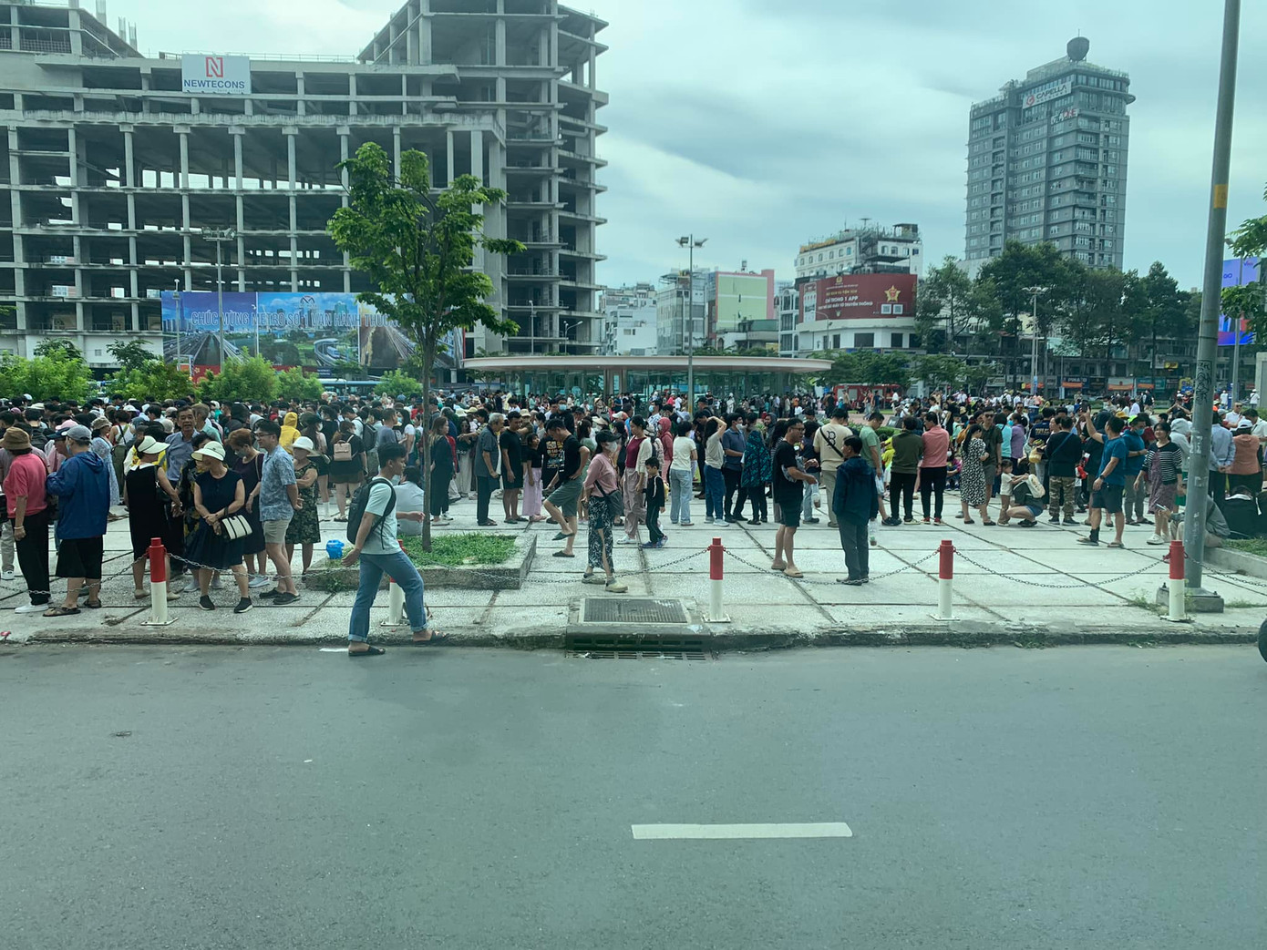 Rất đông người dân tập trung tại các nhà ga Metro chờ trải nghiệm đi tàu. Ảnh: Thiên Bảo