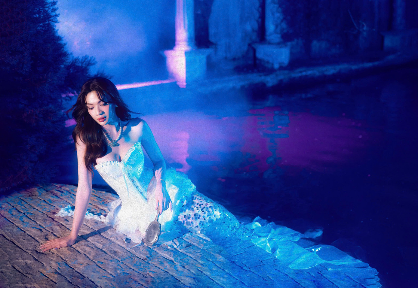 MV không đầu tư nhiều về bối cảnh, Luna Đào chủ yếu tập trung vào cách đánh ánh sáng, góc quay cho đến hiệu ứng thị giác chuyển cảnh.