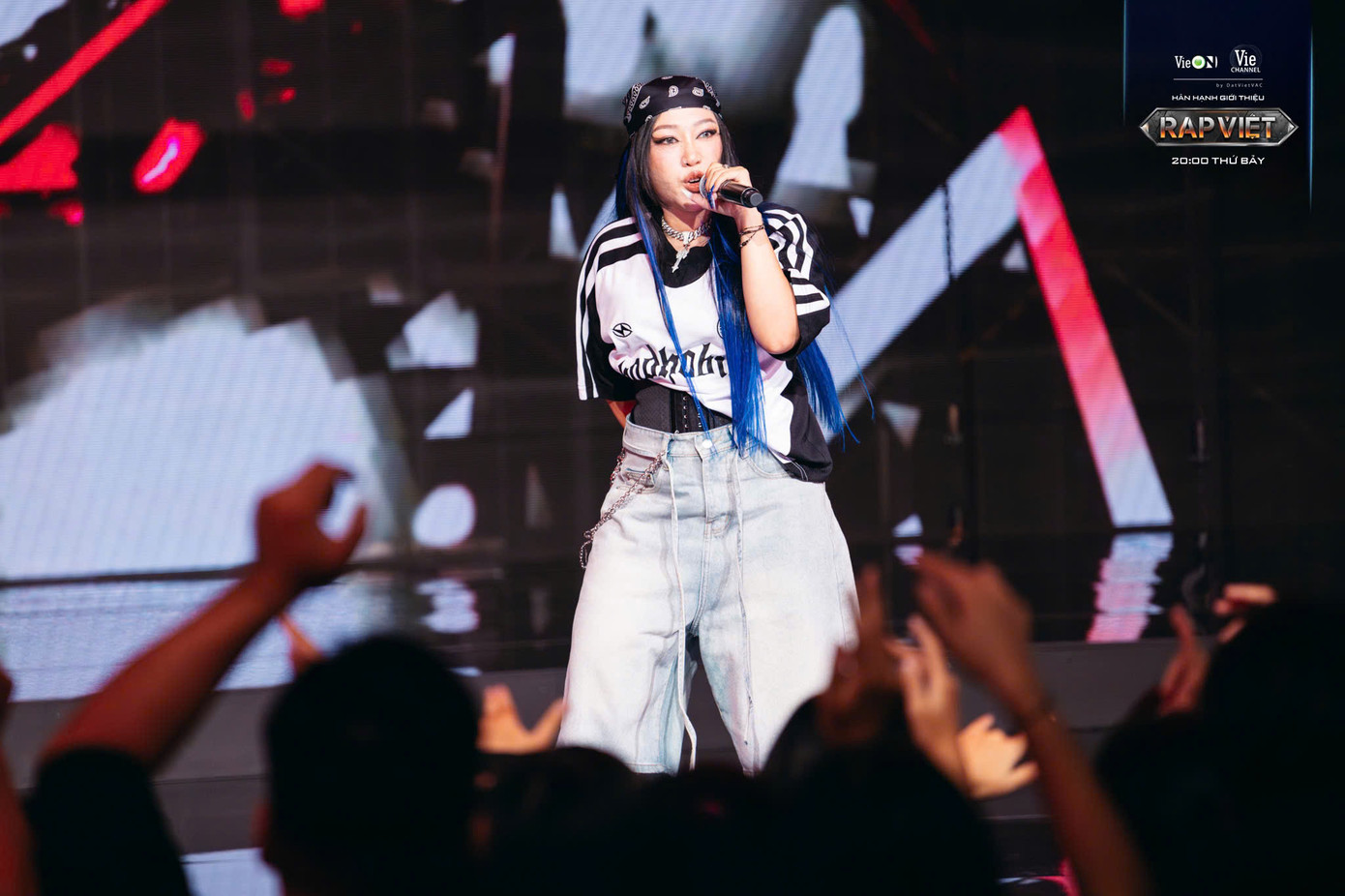 Nhờ vào kinh nghiệm và phong cách biểu diễn, cô đã thu hút sự chú ý của giám khảo.