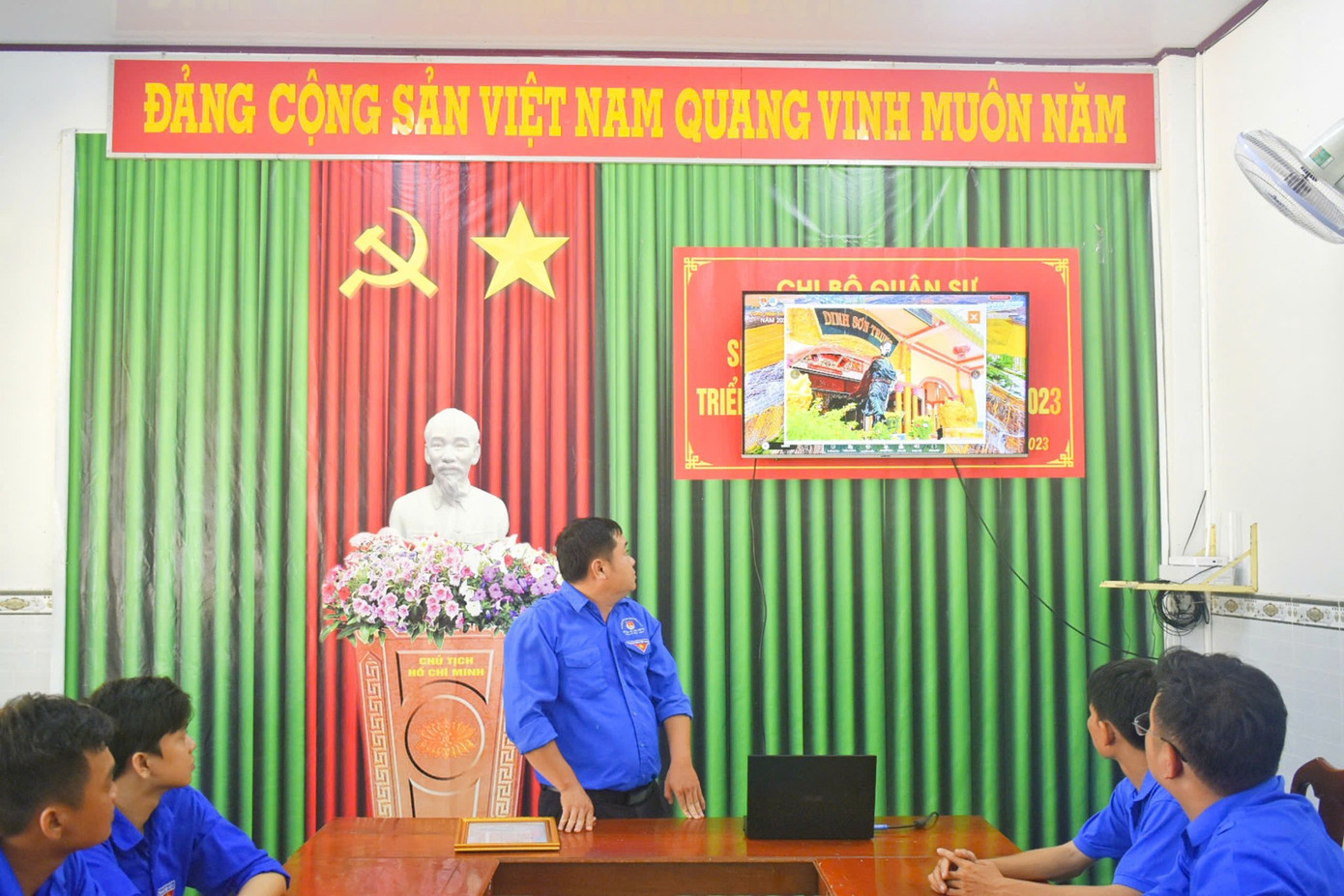 Ngay sau buổi lễ ra mắt, Đội đã triển khai hoạt động tuyên truyền di tích Dinh Sơn Trung - Đền thờ Đức Quản cơ Trần Văn Thành (xã Vĩnh An) đến các đoàn viên, thanh niên. Ảnh: Tự Hào Tuổi Trẻ Châu Thành Ngay sau buổi lễ ra mắt, Đội đã triển khai hoạt động tuyên truyền di tích Dinh Sơn Trung - Đền thờ Đức Quản cơ Trần Văn Thành (xã Vĩnh An) đến các đoàn viên, thanh niên. Ảnh: Tự Hào Tuổi Trẻ Châu Thành