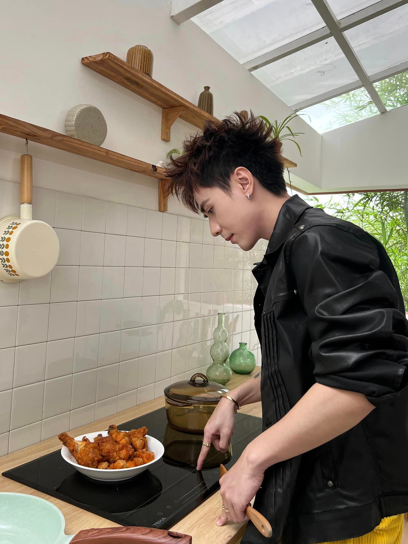 Dù thực hiện động tác bật bếp cực "chân thực" nhưng netizen lại đoán rằng nội tâm Quang Hùng đang là "chụp lẹ đi, đói lắm rồi". Dù thực hiện động tác bật bếp cực "chân thực" nhưng netizen lại đoán rằng nội tâm Quang Hùng đang là "chụp lẹ đi, đói lắm rồi".