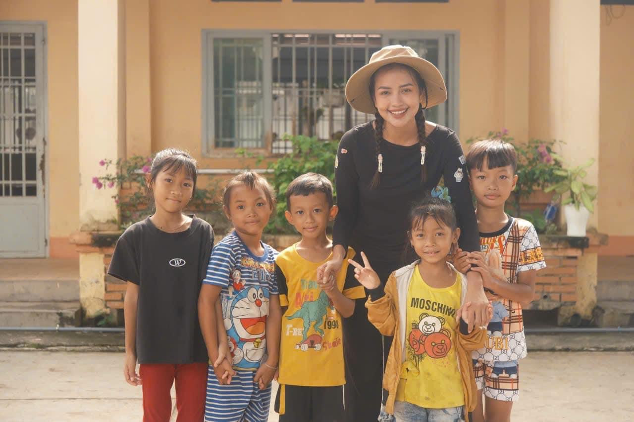 Là thành viên Đội Tình nguyện viên Nghệ sĩ TP.HCM, Hoa hậu Ngọc Châu đã có nhiều đóng góp tích cực và là tình nguyện viên nòng cốt trong "tuyến đầu" chống dịch COVID-19. Là thành viên Đội Tình nguyện viên Nghệ sĩ TP.HCM, Hoa hậu Ngọc Châu đã có nhiều đóng góp tích cực và là tình nguyện viên nòng cốt trong "tuyến đầu" chống dịch COVID-19.