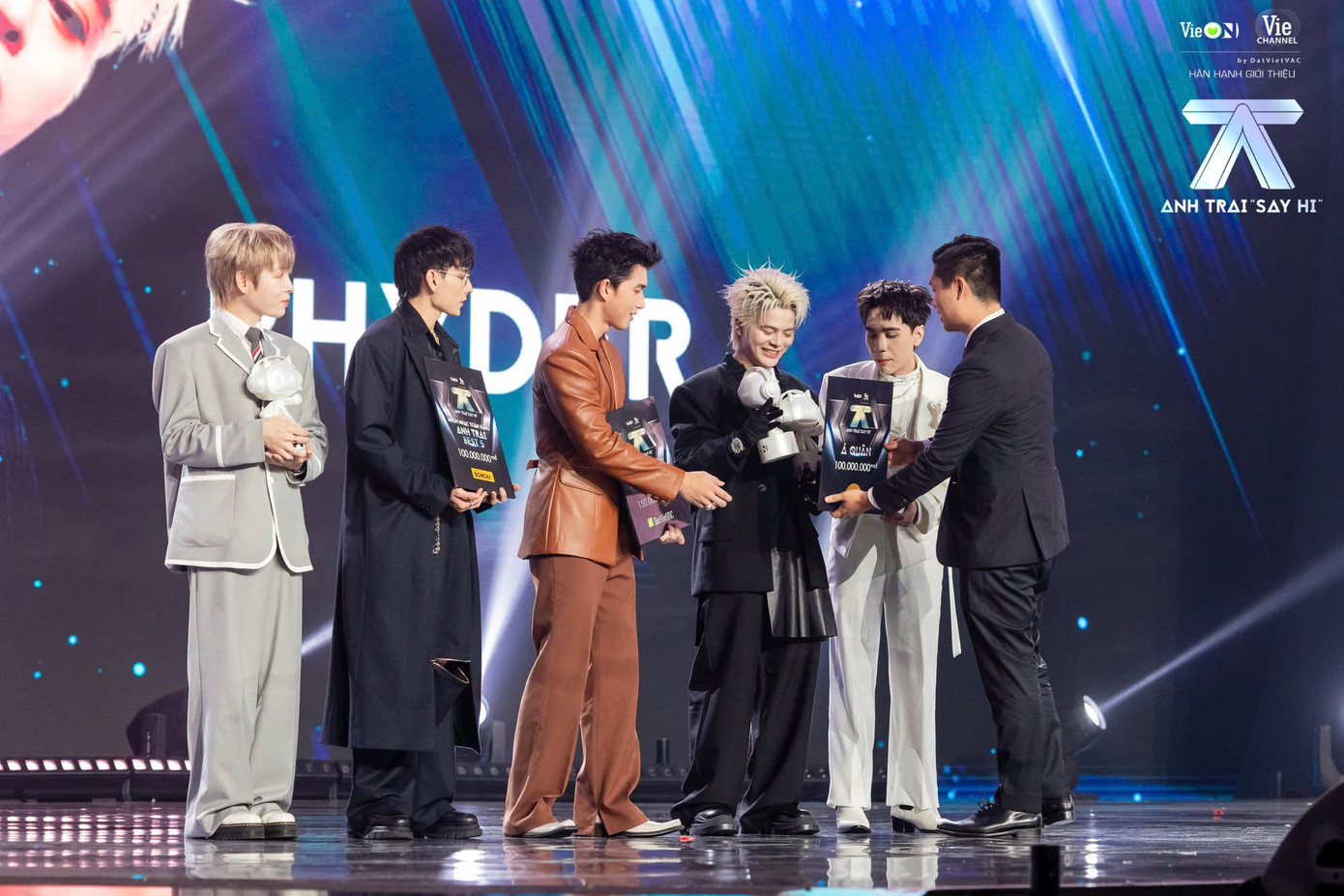 Dù góp mặt trong nhiều nhóm nhạc khác nhau nhưng cả 5 Anh Trai Best Five vẫn chưa một lần đứng chung sân khấu.