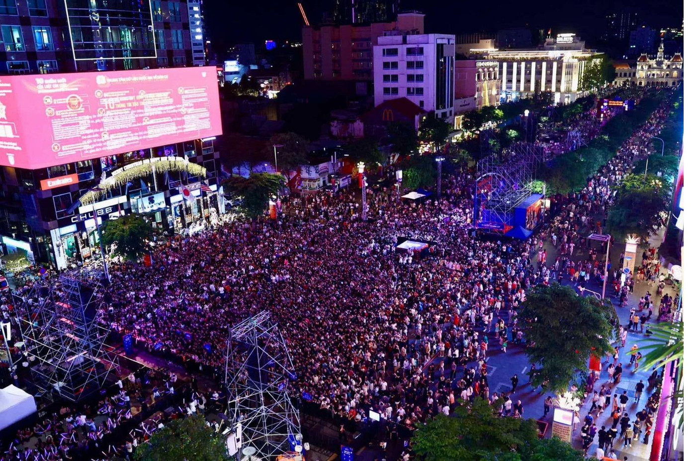 "Biển người" tại khu vực phố đi bộ Nguyễn Huệ (TP.HCM), vui hết mình cùng chương trình countdown đón năm mới 2025. Ảnh: Duy Anh/ TPO