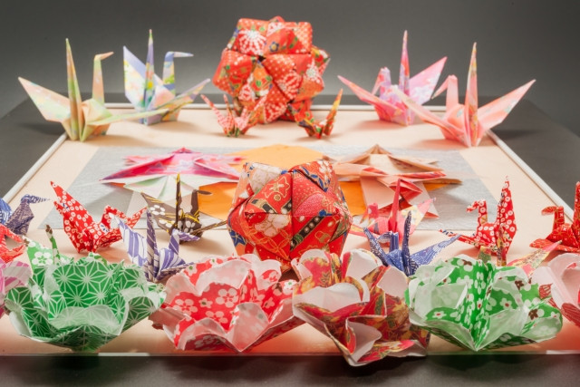 Origami ghép từ hai chữ "ori " (gấp, xếp) và "kami" (giấy).