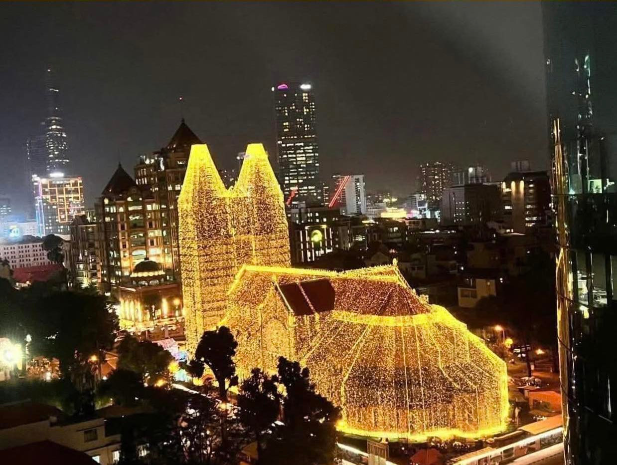 Rực rỡ đèn vàng, Nhà thờ Đức Bà Sài Gòn tỏa sáng giữa trời đêm. Ảnh: Hiếu Đàm Rực rỡ đèn vàng, Nhà thờ Đức Bà Sài Gòn tỏa sáng giữa trời đêm. Ảnh: Hiếu Đàm