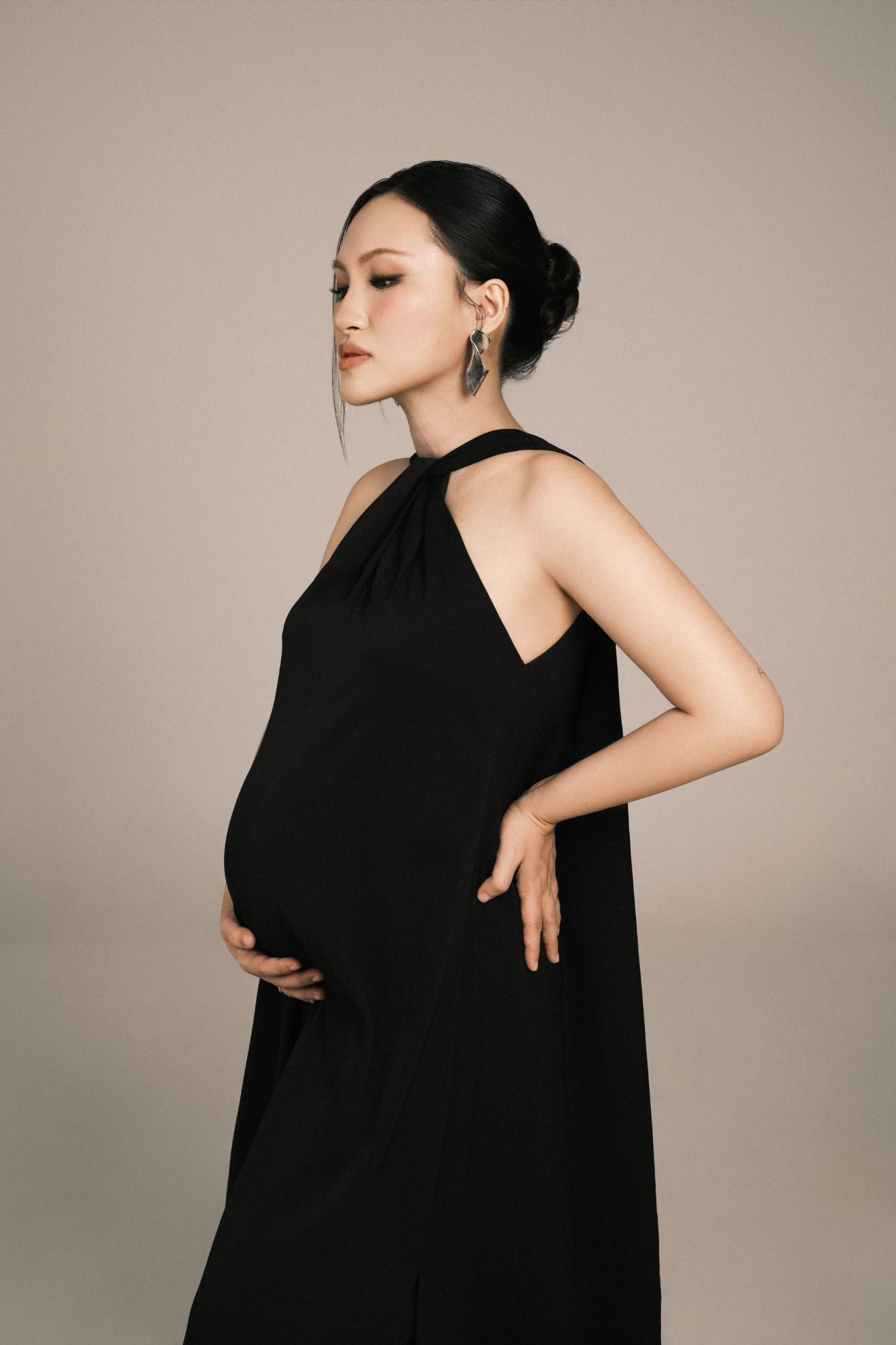 Nguyên Hà chính thức làm mẹ ở tuổi 36.