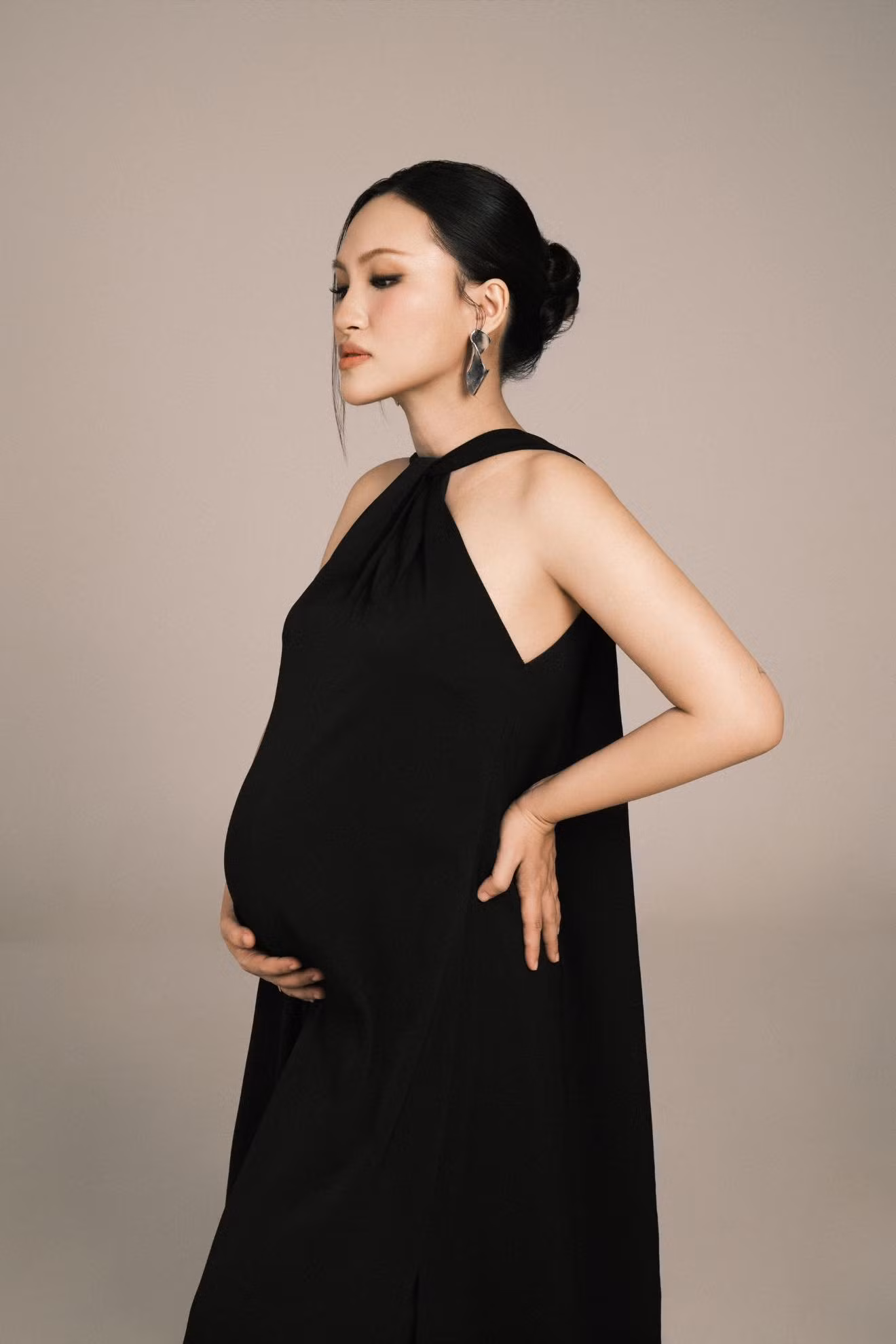 Nguyên Hà chính thức làm mẹ ở tuổi 36.