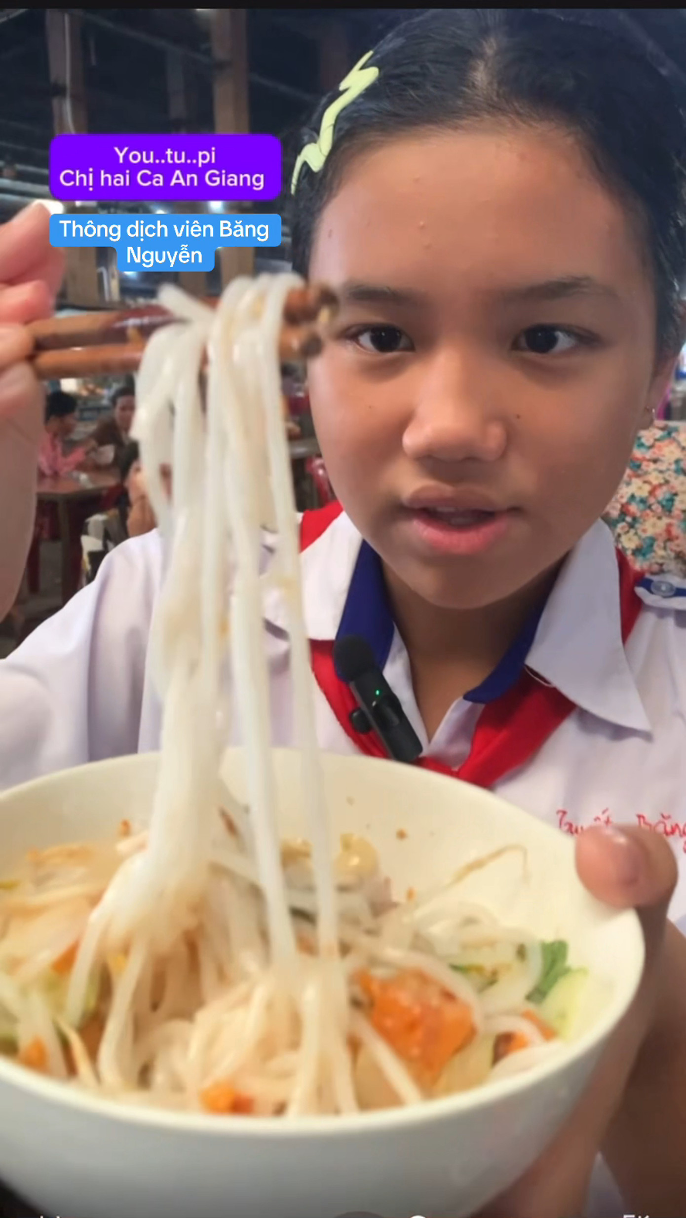 Với những "chiếc" video đầy nhiệt huyết, cô bạn nhận được nhiều sự quan tâm của cư dân mạng vì độ tự tin như một hướng dẫn viên thực thụ.