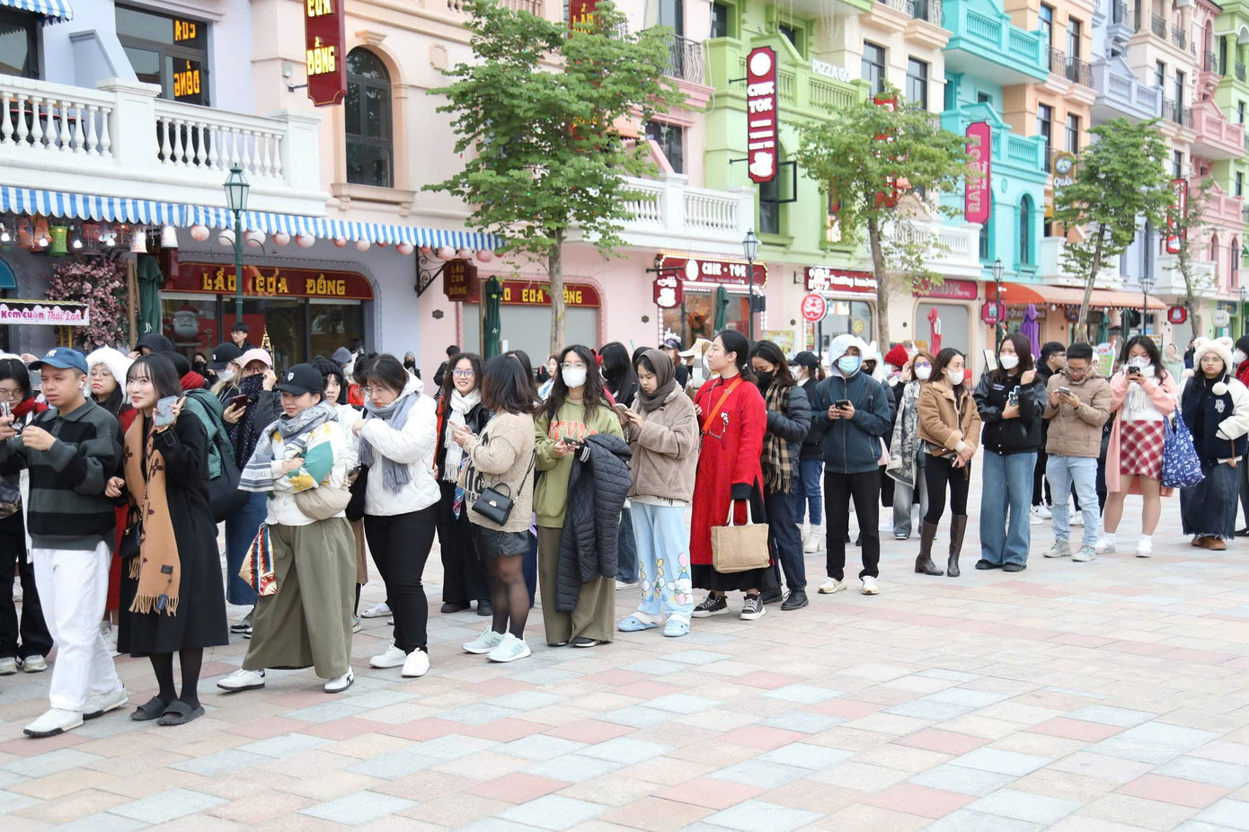 Thông tin từ Ban Tổ chức, khu vực đổi vòng tay dành cho khán giả đã mở cửa từ 7 giờ sáng nhưng nhiều người đã đến từ sớm xếp hàng.