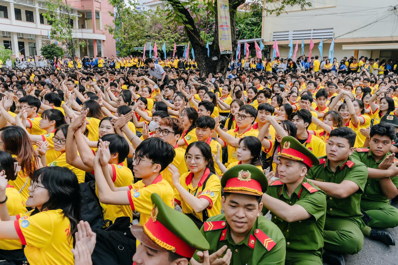Các chiến sĩ hăng hái, sẵn sàng lên đường để phục vụ người dân, cộng đồng.