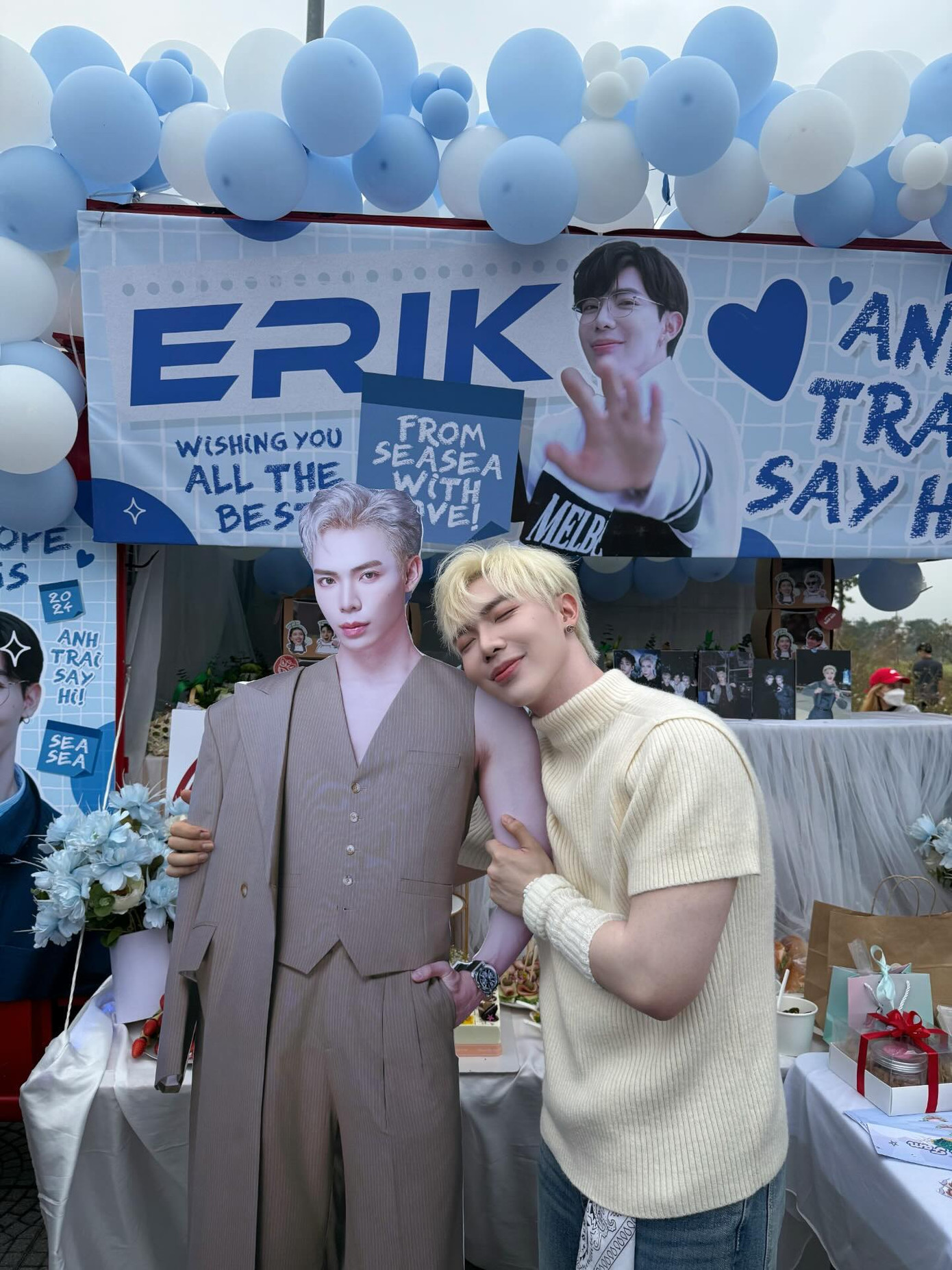 ERIK xúc động đón nhận tình cảm của fan. ERIK xúc động đón nhận tình cảm của fan.