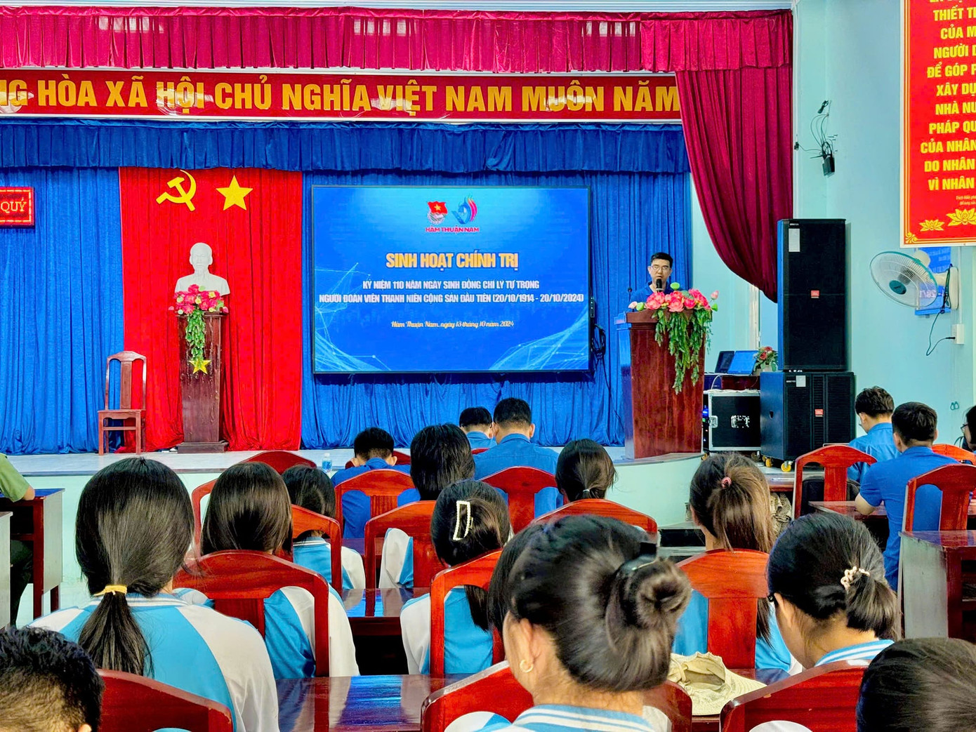 Tham dự chương trình có sự hiện diện của các các đồng chí đại biểu cùng hơn 60 đồng chí cán bộ, đoàn viên thanh niên, học sinh. Ảnh: Đoàn Hàm Thuận Nam