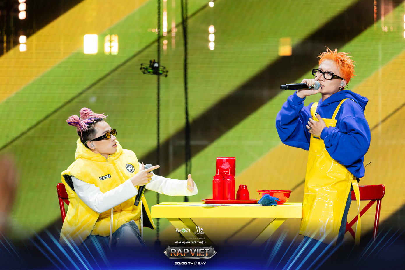 Trên sân khấu, cả hai không ngừng phô diễn những kỹ năng riêng, tạo nên màn trình diễn mà không ai chịu lép vế đối phương.