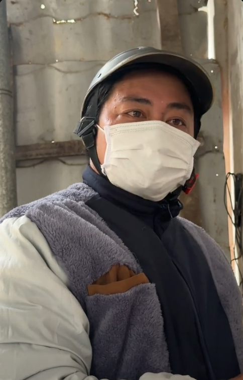 Mười lần như một, người đàn ông bí ẩn này có thể thay đổi trang phục và ngành nghề trong mỗi video nhưng riêng "mặt tiền" thì vẫn chưa chịu hé lộ. Mười lần như một, người đàn ông bí ẩn này có thể thay đổi trang phục và ngành nghề trong mỗi video nhưng riêng "mặt tiền" thì vẫn chưa chịu hé lộ.