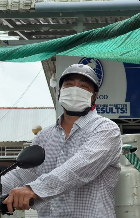 Mười lần như một, người đàn ông bí ẩn này có thể thay đổi trang phục và ngành nghề trong mỗi video nhưng riêng "mặt tiền" thì vẫn chưa chịu hé lộ. Mười lần như một, người đàn ông bí ẩn này có thể thay đổi trang phục và ngành nghề trong mỗi video nhưng riêng "mặt tiền" thì vẫn chưa chịu hé lộ.