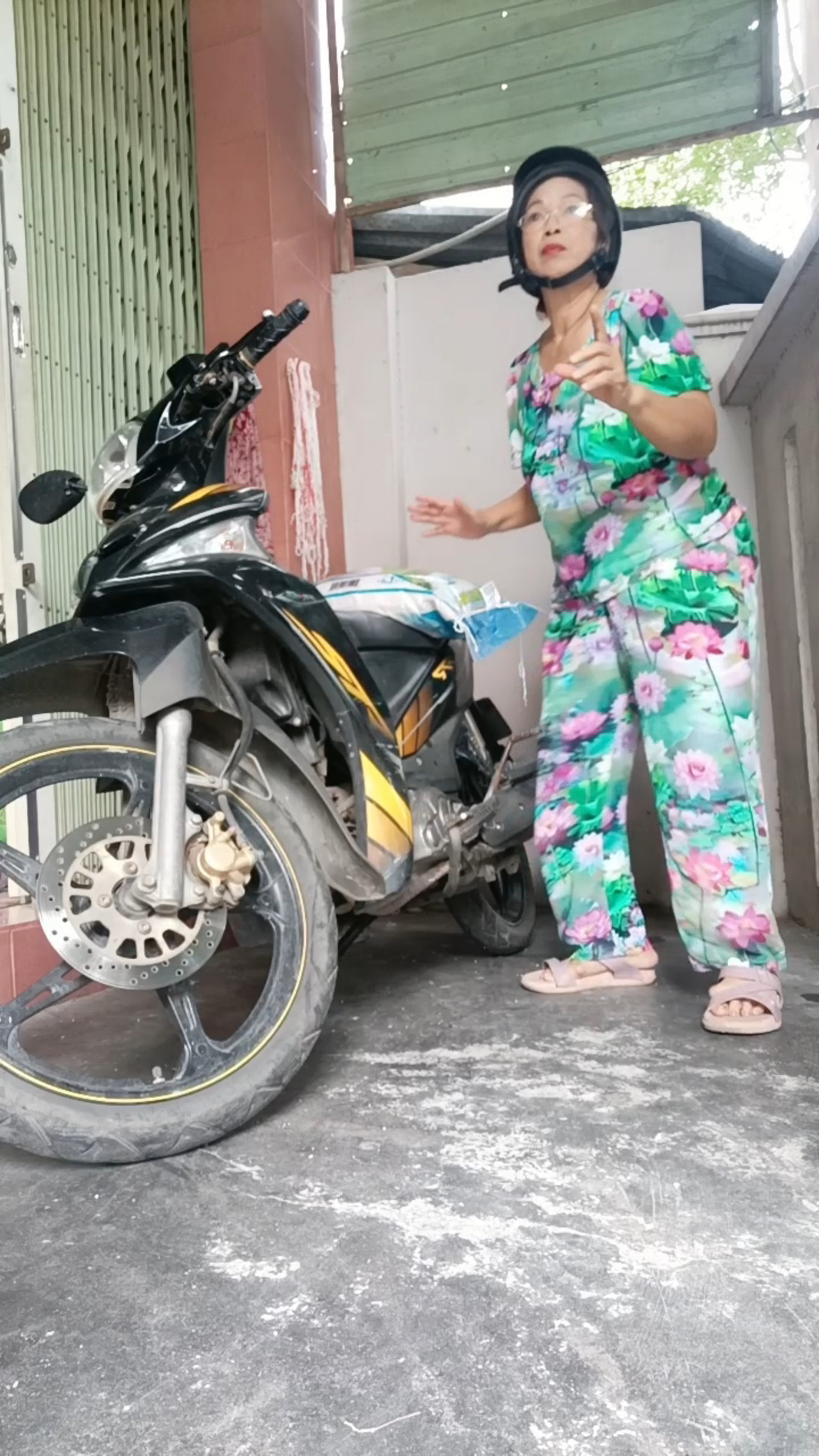 Cô chủ vựa gạo kiêm shipper giao gạo đang viral trên TikTok thời gian qua.