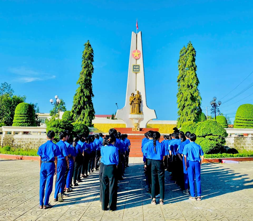 Đoàn viên thanh niên huyện Hàm Thuận Nam dâng hương tại đài tưởng niệm, bày tỏ lòng biết ơn với công lao hy sinh của các vị anh hùng vì nền độc lập của dân tộc. Ảnh: Đoàn Hàm Thuận Nam