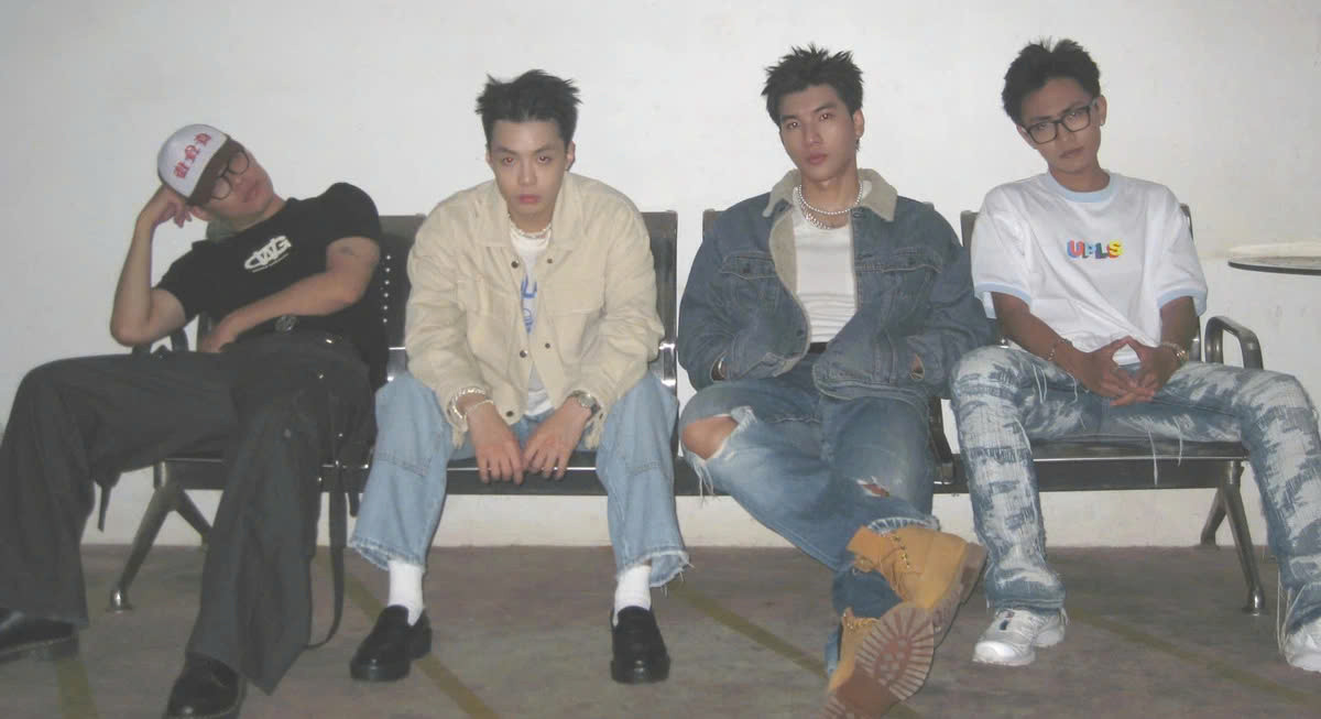 Nhiều cư dân mạng nhận xét bộ ba “HIẾU-HẬU-KHANG” dường như bị “chịu trận” oan uổng dù không liên quan đến quá khứ của người anh em. Nhiều cư dân mạng nhận xét bộ ba “HIẾU-HẬU-KHANG” dường như bị “chịu trận” oan uổng dù không liên quan đến quá khứ của người anh em.