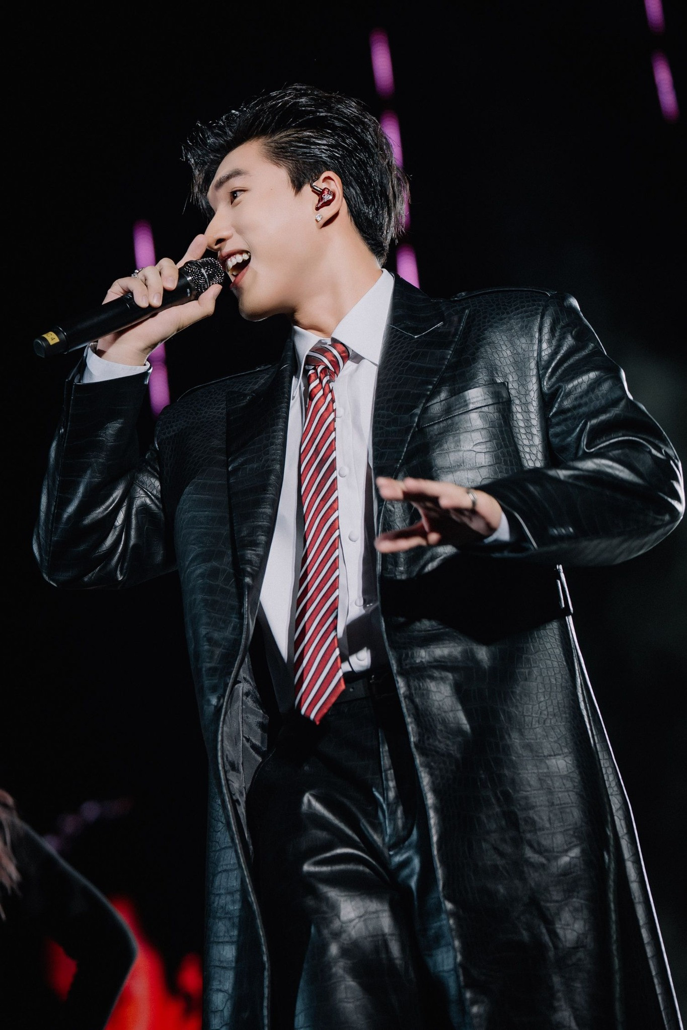 HIEUTHUHAI cho rằng, thần tượng không phải là người cần "chiều" khán giả nhưng cần là hình mẫu chuẩn mực về lối sống. HIEUTHUHAI cho rằng, thần tượng không phải là người cần "chiều" khán giả nhưng cần là hình mẫu chuẩn mực về lối sống.