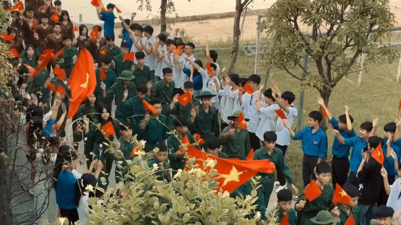 Các bạn học sinh trường THPT Vũ Thê Lang (Phú Thọ) trong màu áo chiến sĩ tái hiện cảnh đoàn quân trở về giải phóng Thủ đô. Nguồn: Trường THPT Vũ Thê Lang