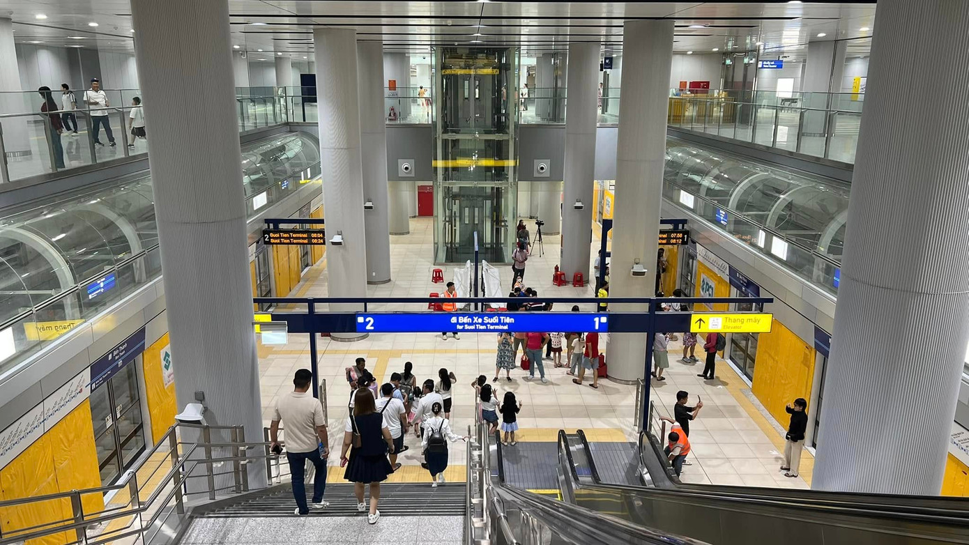 Người dân nô nức trải nghiệm sớm tuyến Metro số 1. Ảnh: Truong Viet Toan