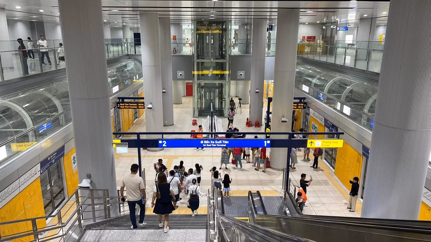 Người dân nô nức trải nghiệm sớm tuyến Metro số 1. Ảnh: Truong Viet Toan